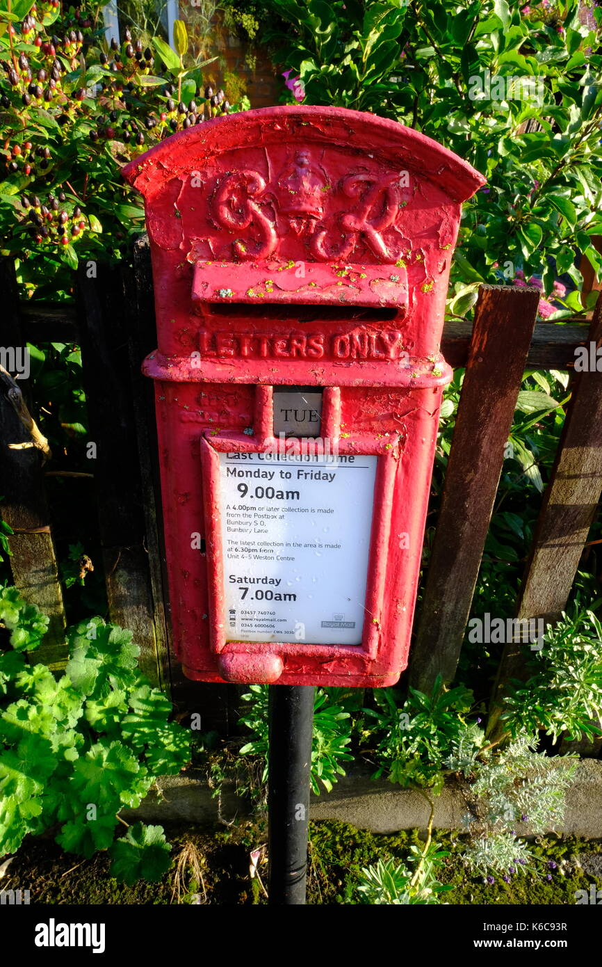 Bunbury, Cheshire, England, traditionell, Rote Post Box, Post, Briefkasten, George Rex, GR, Royal Mail. Stockfoto