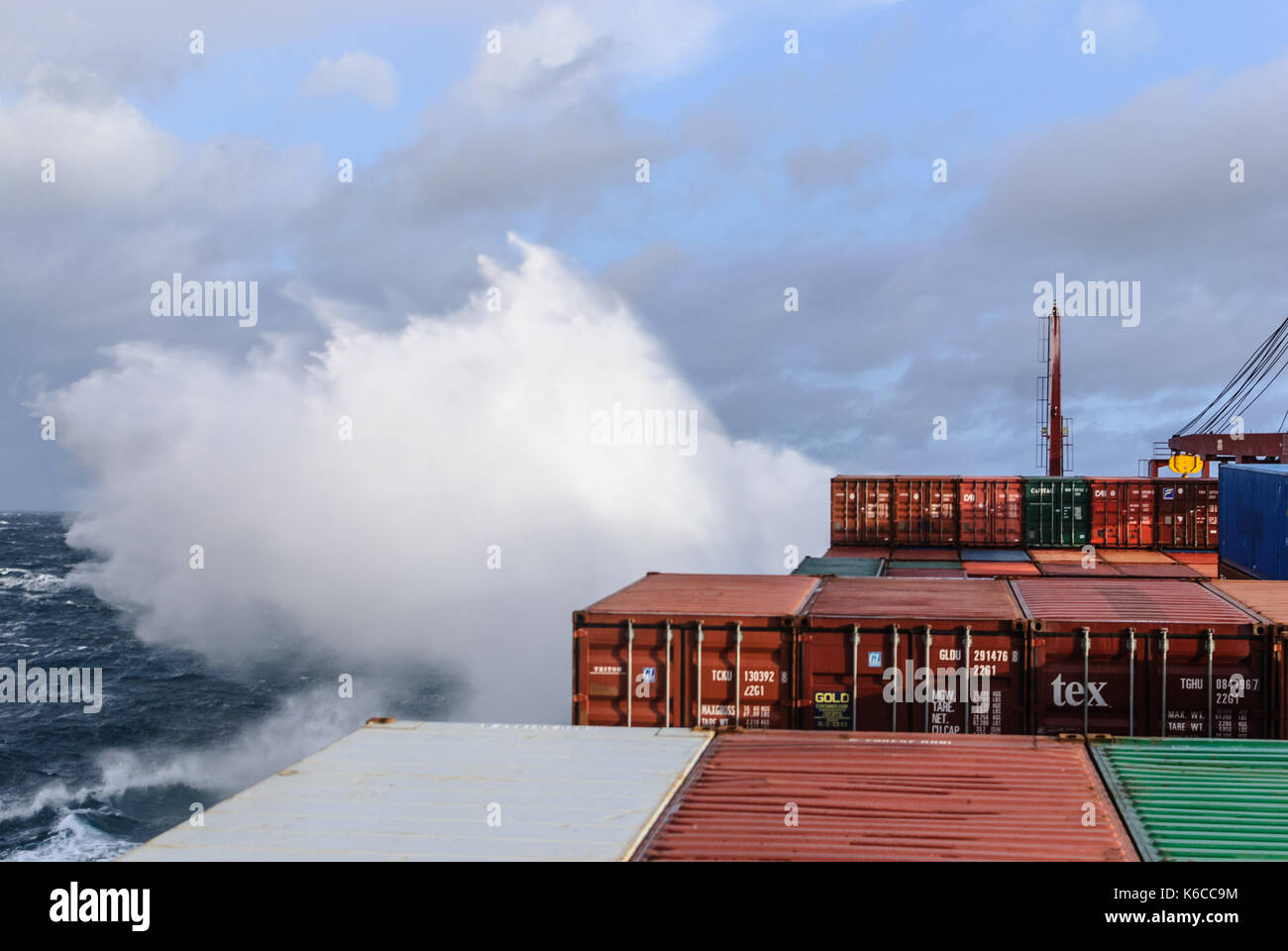 Handelsschiff in rauher See Stockfoto