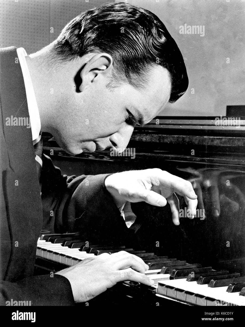 GRANT JOHANNESEN (1921-2005) Werbefoto amerikanischer Konzertpianist ungefähr 1955. Foto: Olaf Ranum Stockfoto