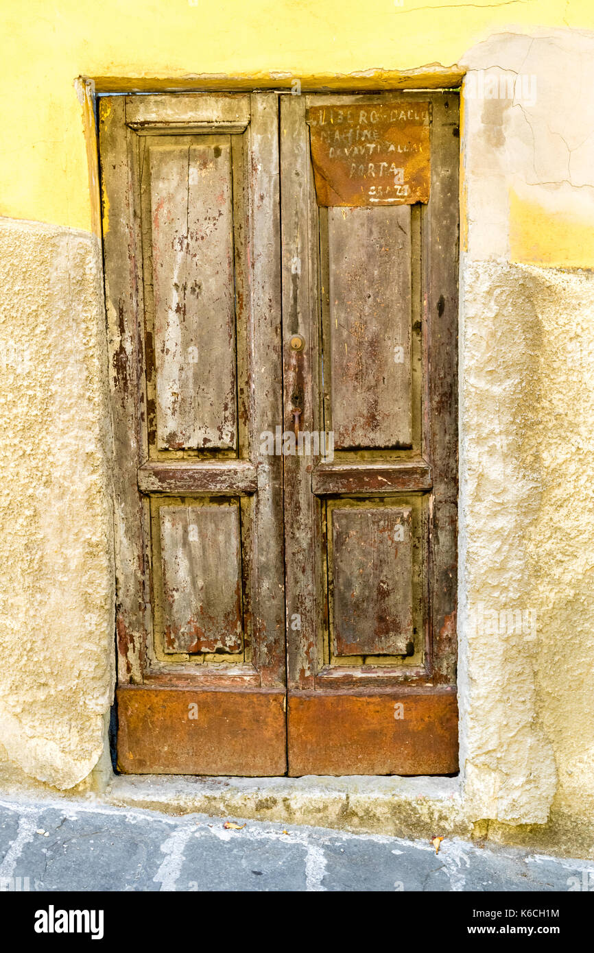 Hölzerne Tür in einem italienischen Dorf Stockfoto