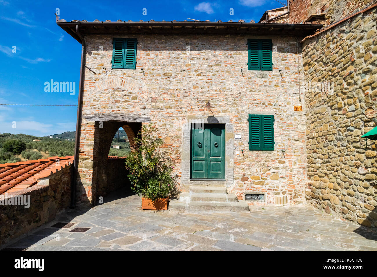 Hölzerne Tür in einem italienischen Dorf Stockfoto