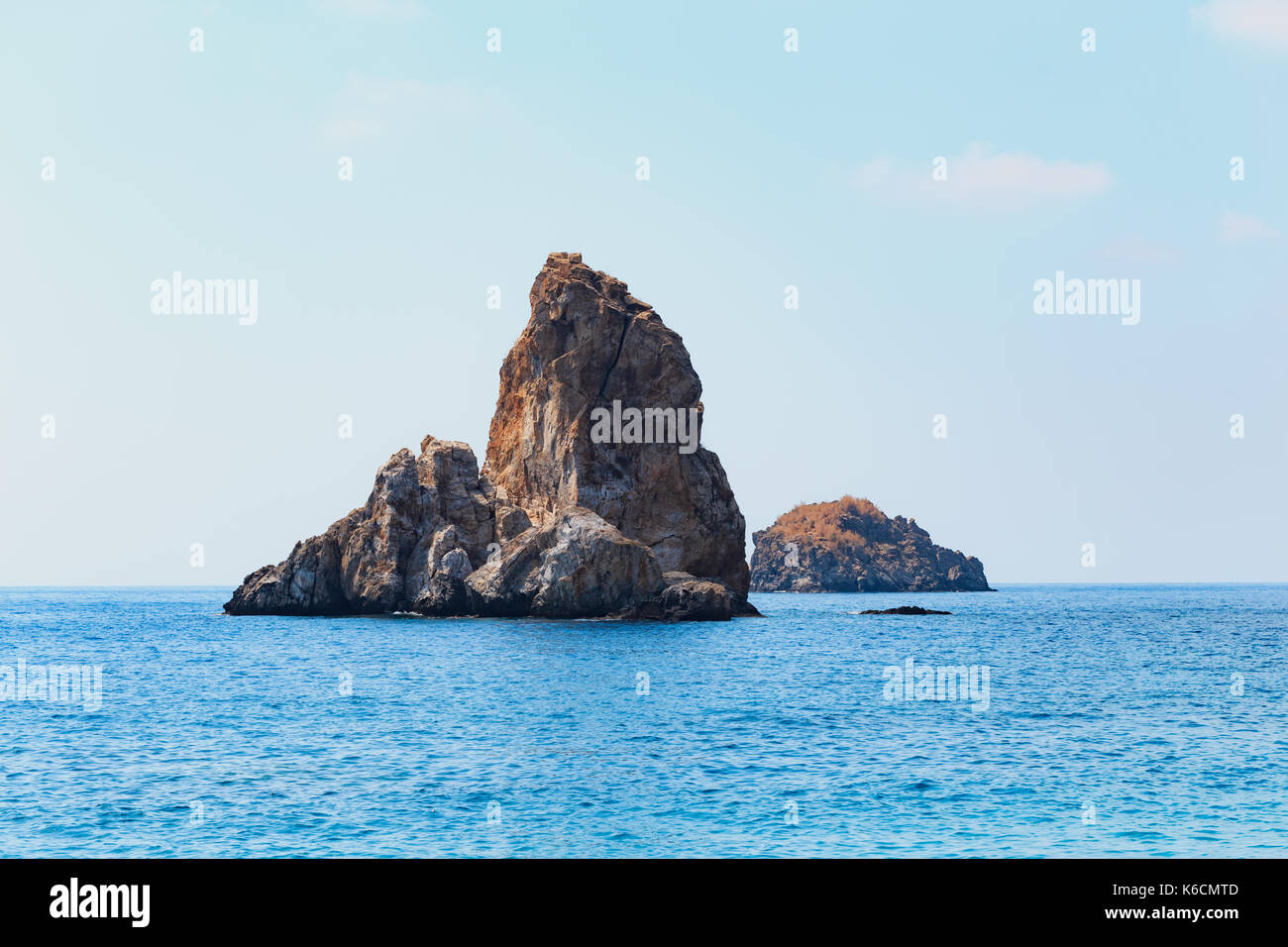 Horizontale Schuß von malerischen Felsen in das Blau des Meeres Stockfoto
