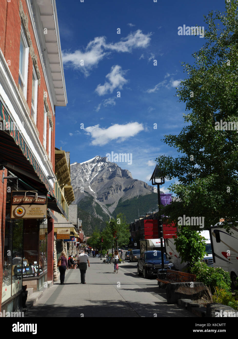 Banff Avenue mit Mount Norquay in der Ferne, Banff, Alberta, Kanada. Stockfoto