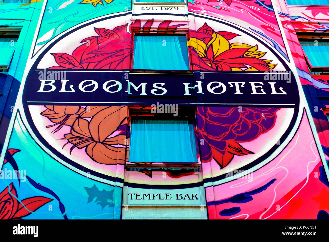 Blick auf die farbenfrohe Außenfassade des berühmten Gebäudes des Blooms Hotel (1979), Temple Bar, Dublin City, Irland, Europa, EU Stockfoto