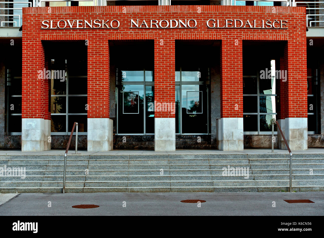 Slowenisches Nationaltheater, Slovensko Narodno Gledališče. Nova Gorica Slowenien, Europa, Europäische Union, EU. Eingang aus der Nähe. Stockfoto