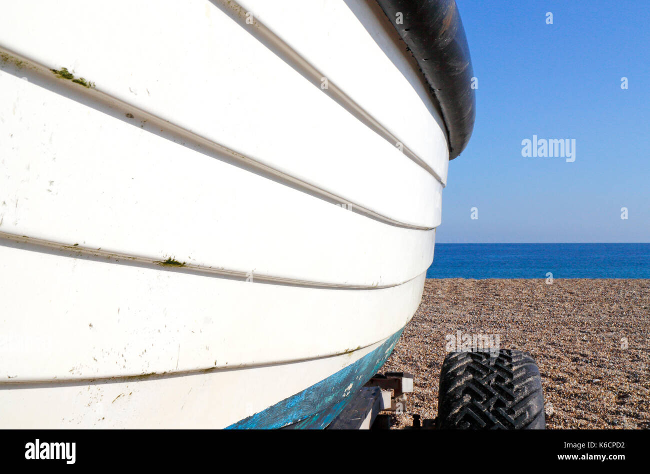 Der Hafen Seite eines Küstenfischerei Boot am Strand von cley-next-the-Sea, Norfolk, England, Vereinigtes Königreich. Stockfoto