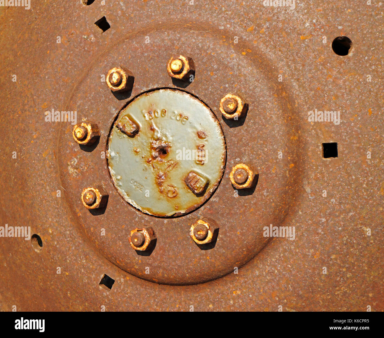 Ein rosten Traktor Radnabe mit Beschlagnahmten Muttern und Schrauben. Stockfoto