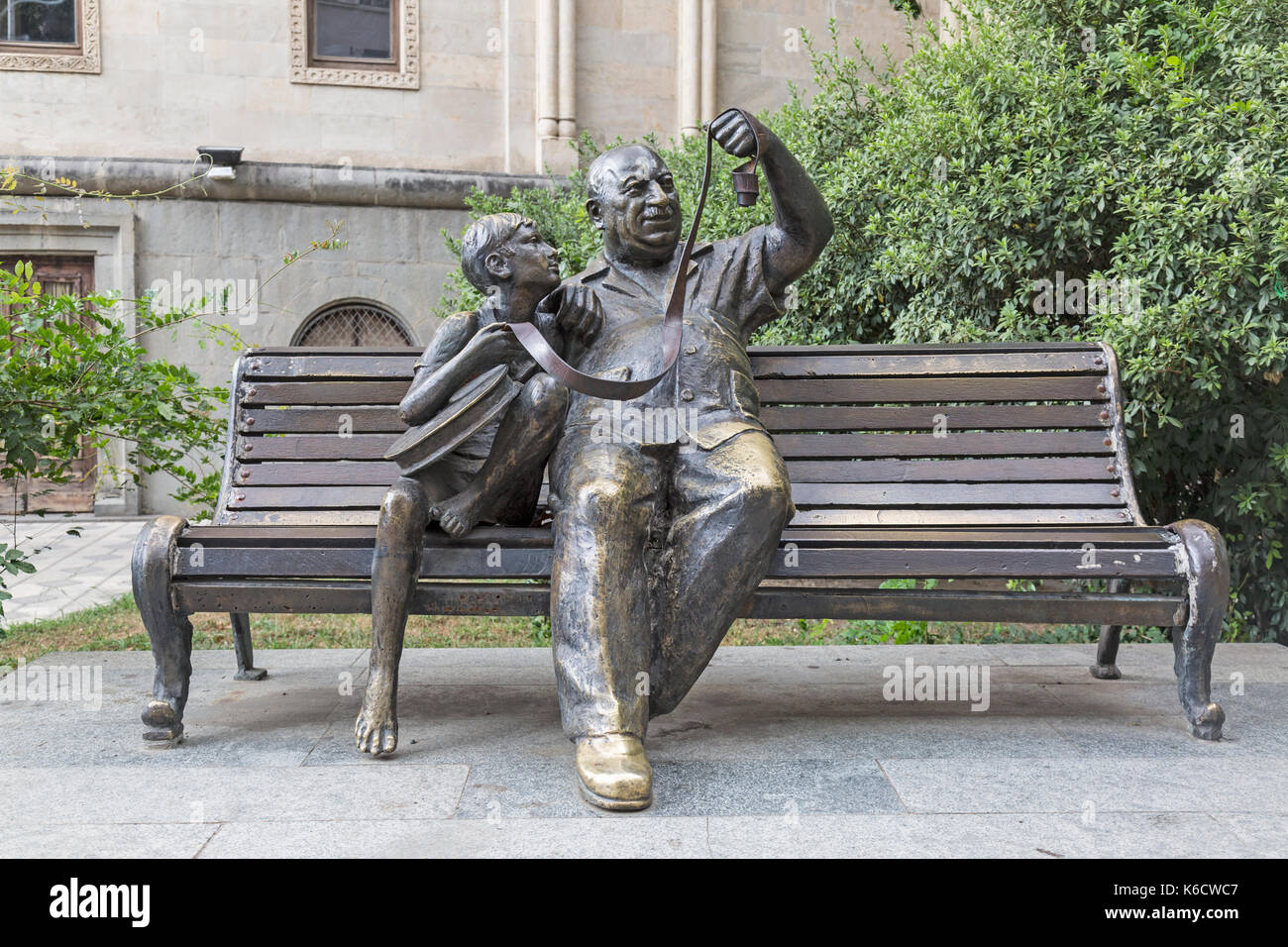 Statue im Zentrum von Kutaissi in Georgien, ein Mann und ein Junge zu einem Filmstreifen. Stockfoto