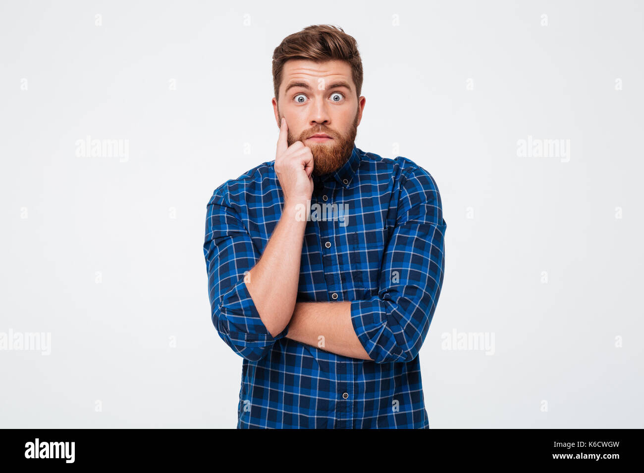 Nachdenklich, bärtiger Mann suchen und nicht wissen, was Sie über Weiß isoliert zu tun Stockfoto