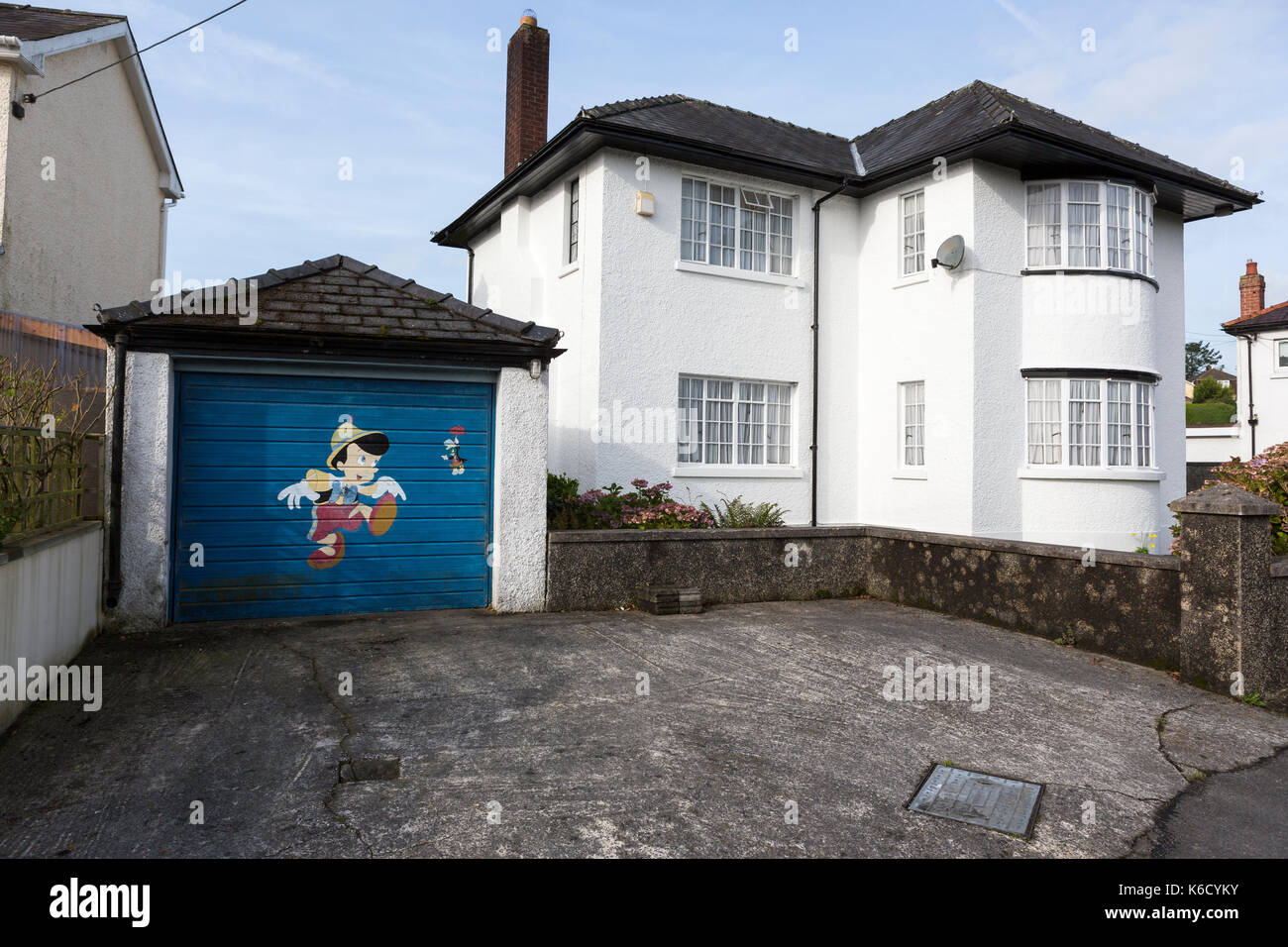 Haus in Carmarthen mit Garage Wandgemälde von Pinocchio Stockfoto