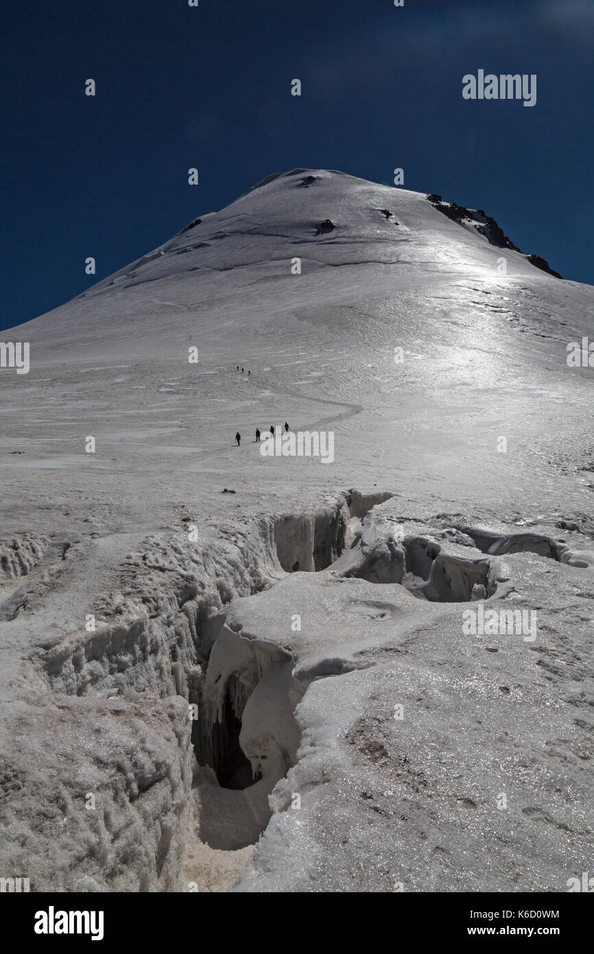 Suchen der Vergangenheit eine offene Gletscherspalte auf dem Eis Gipfel des Mount Kazbek (Kazbeg) in Georgien, auf 5047 Meter über dem Meeresspiegel. Stockfoto