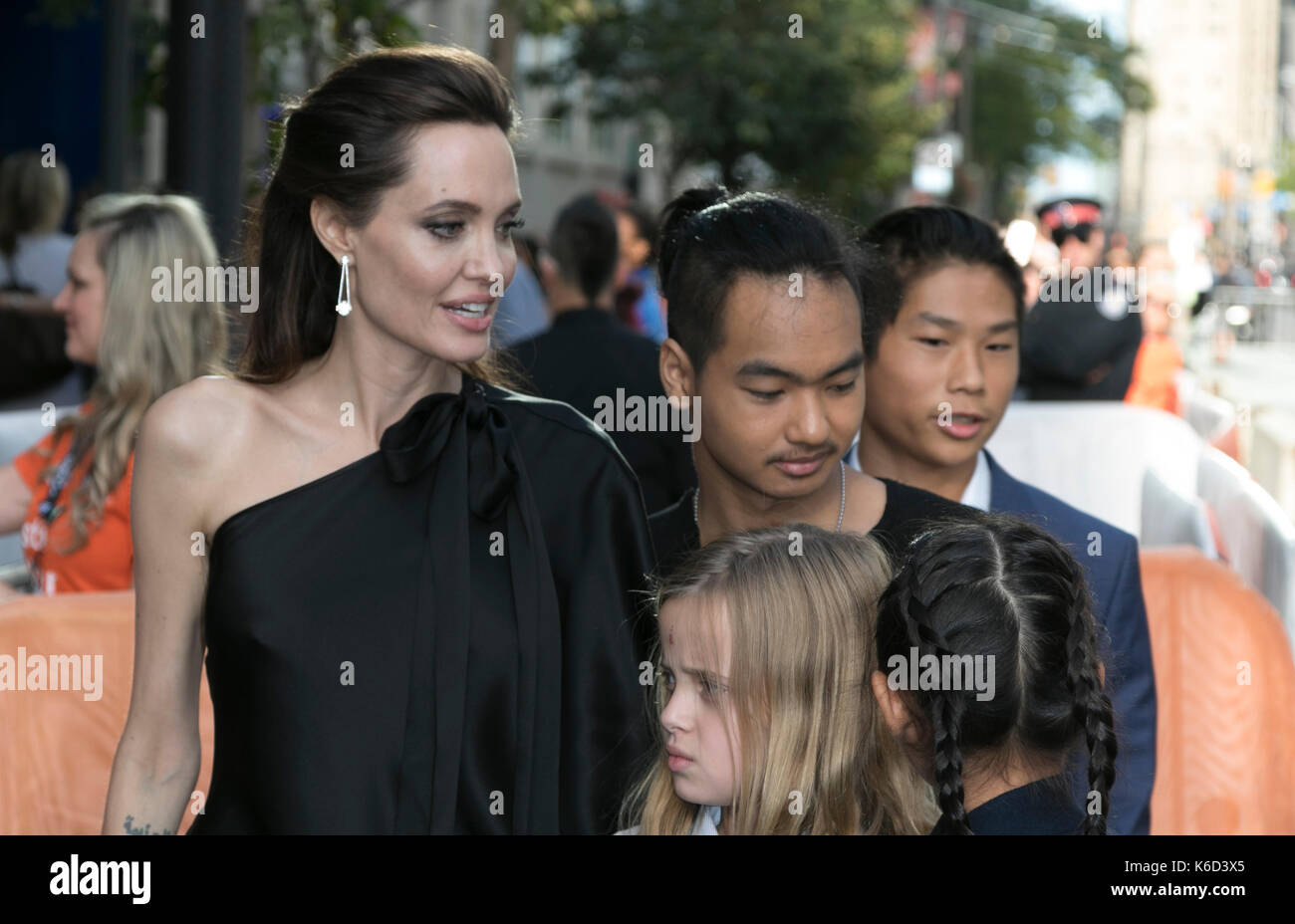 Toronto, Kanada. 11 Sep, 2017. Angelina Jolie (L-R), Vivienne Jolie-Pitt, Maddox Jolie-Pitt, Zahara de los Atunes Jolie-Pitt und Knox Jolie-Pitt Besuchen die Premiere von "Ersten Sie mein Vater' während der 42 Toronto International Film Festival, tiff, an der Prinzessin von Wales Theatre in Toronto, Kanada getötet, am 11. September 2017. · Keine LEITUNG SERVICE · Foto: Hubert Boesl/dpa/Alamy leben Nachrichten Stockfoto