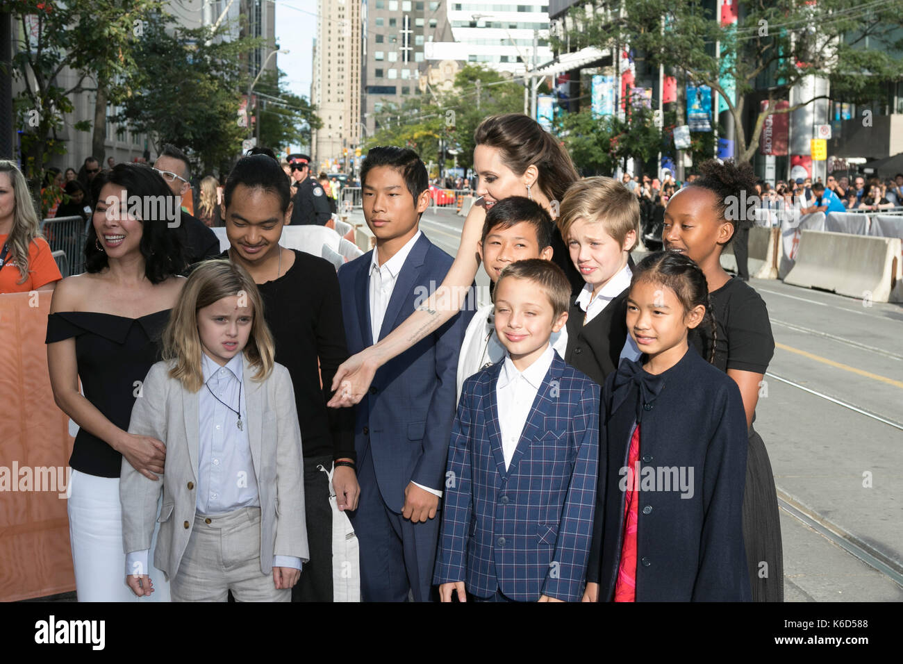 Toronto, Kanada. 11 Sep, 2017. Loung Ung (L-R), Vivienne Jolie-Pitt, Maddox Jolie-Pitt, Pax Jolie-Pitt, Kimhak Mun, Knox Jolie-Pitt, Shiloh Jolie-Pitt, Angelina Jolie, Zahara de los Atunes Jolie-Pitt und Sareum Srey Moch Besuchen die Premiere von "Ersten Sie mein Vater' während der 42 Toronto International Film Festival, tiff, an der Prinzessin von Wales Theatre in Toronto, Kanada getötet, am 11. September 2017. · Keine LEITUNG SERVICE · Foto: Hubert Boesl/dpa/Alamy leben Nachrichten Stockfoto