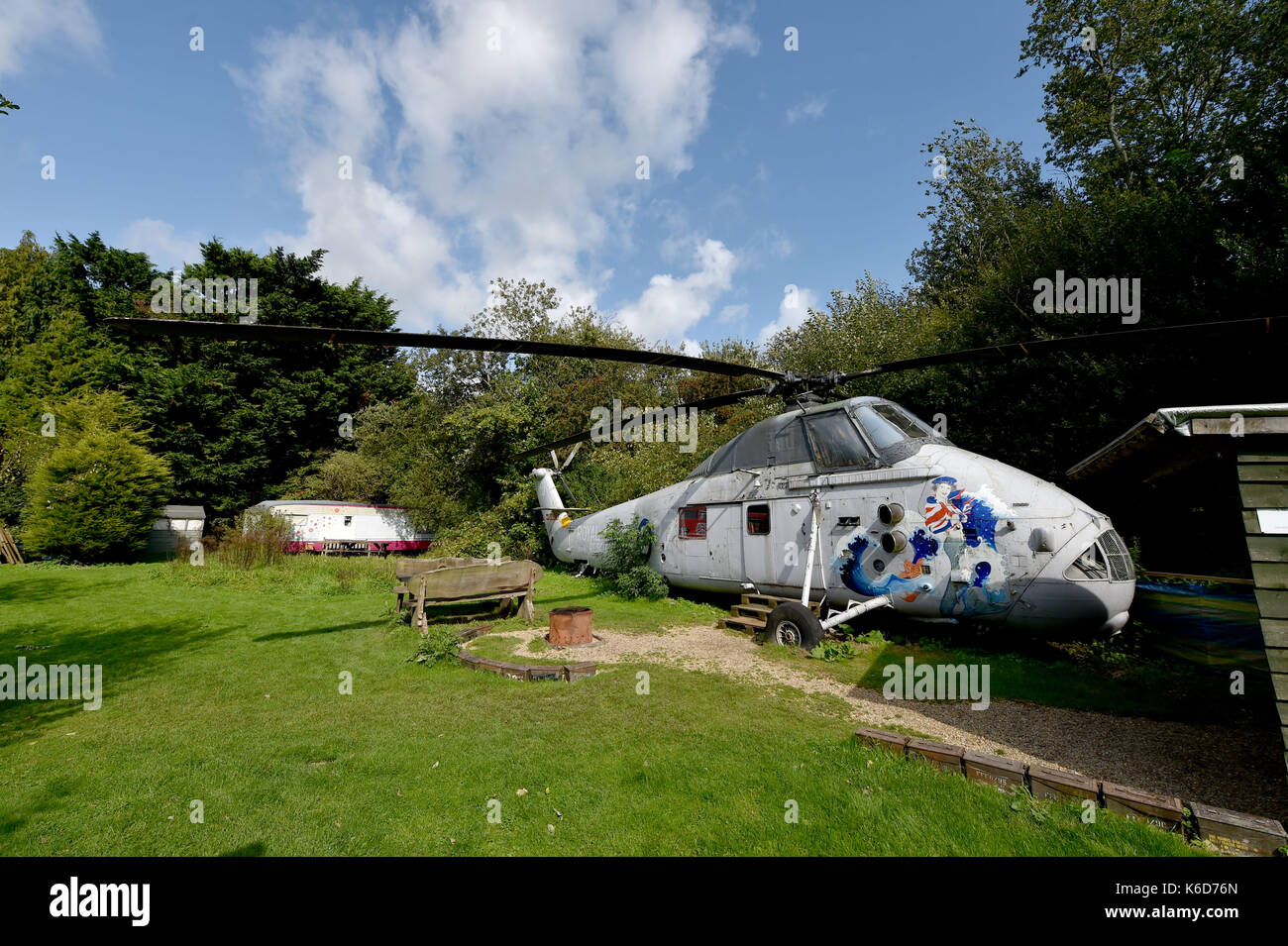 Ditchling Sussex, UK. 12 Sep, 2017. Einen neuen Baum Haus hat bei Blackberry Holz, Campingplatz in der Nähe von Ditchling in Sussex vorgestellt worden. Die neue Luxushotels Tree House genannt Piggledy wurde von Campingplatz Inhaber Tim Johnson erbaut und ist größer als das Original nebenan Tree House Higgledy genannt. Die Schrulligen Campingplatz ist gut für eine London Bus und einem alten Wessex helicopter, wo die Menschen auch in einer ruhigen Umgebung bleiben können bekannte nördlich der South Downs National Park: Simon Dack/Alamy leben Nachrichten Stockfoto