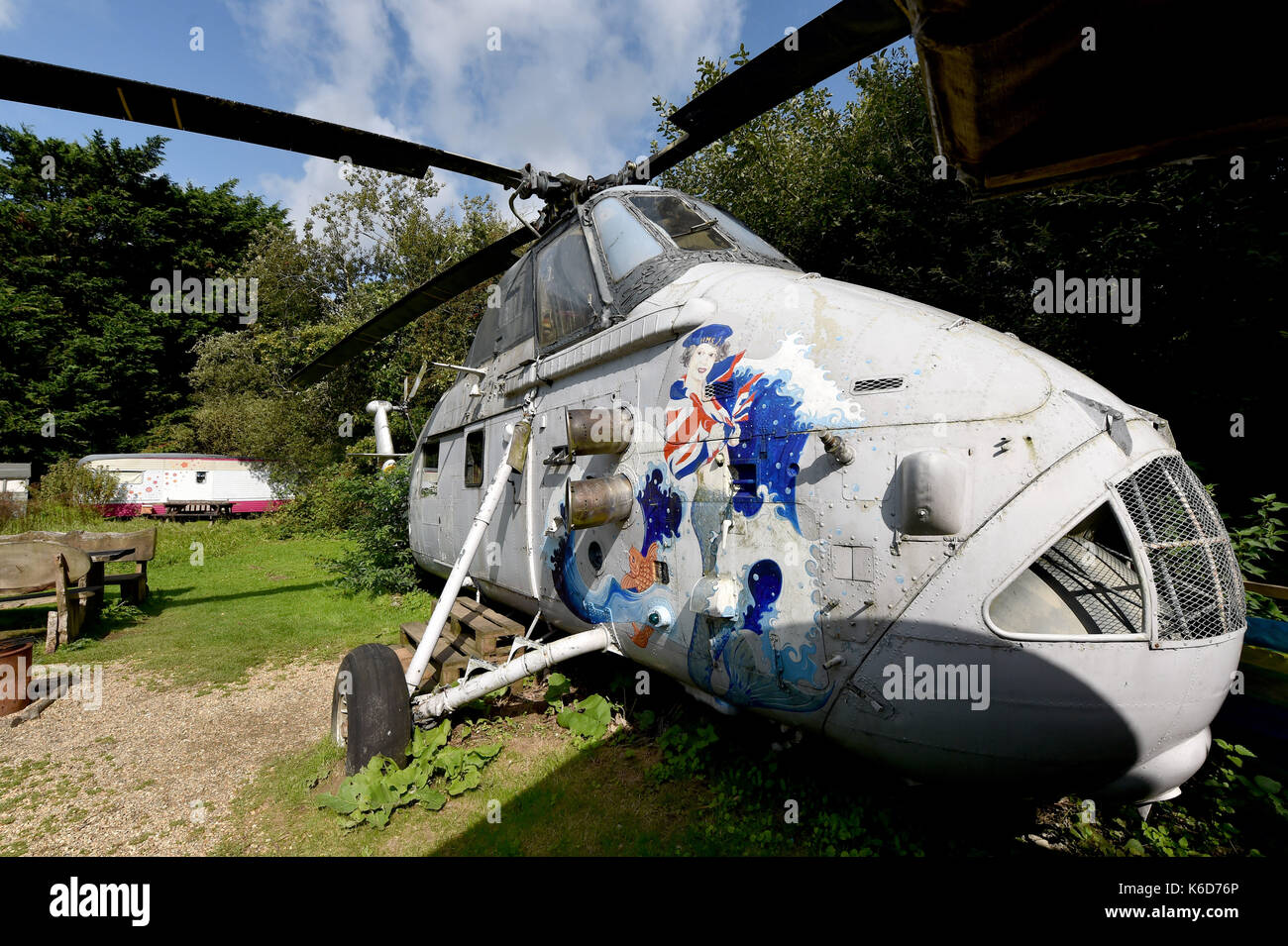 Ditchling Sussex, UK. 12 Sep, 2017. Einen neuen Baum Haus hat bei Blackberry Holz, Campingplatz in der Nähe von Ditchling in Sussex vorgestellt worden. Die neue Luxushotels Tree House genannt Piggledy wurde von Campingplatz Inhaber Tim Johnson erbaut und ist größer als das Original nebenan Tree House Higgledy genannt. Die Schrulligen Campingplatz ist gut für eine London Bus und einem alten Wessex helicopter, wo die Menschen auch in einer ruhigen Umgebung bleiben können bekannte nördlich der South Downs National Park: Simon Dack/Alamy leben Nachrichten Stockfoto