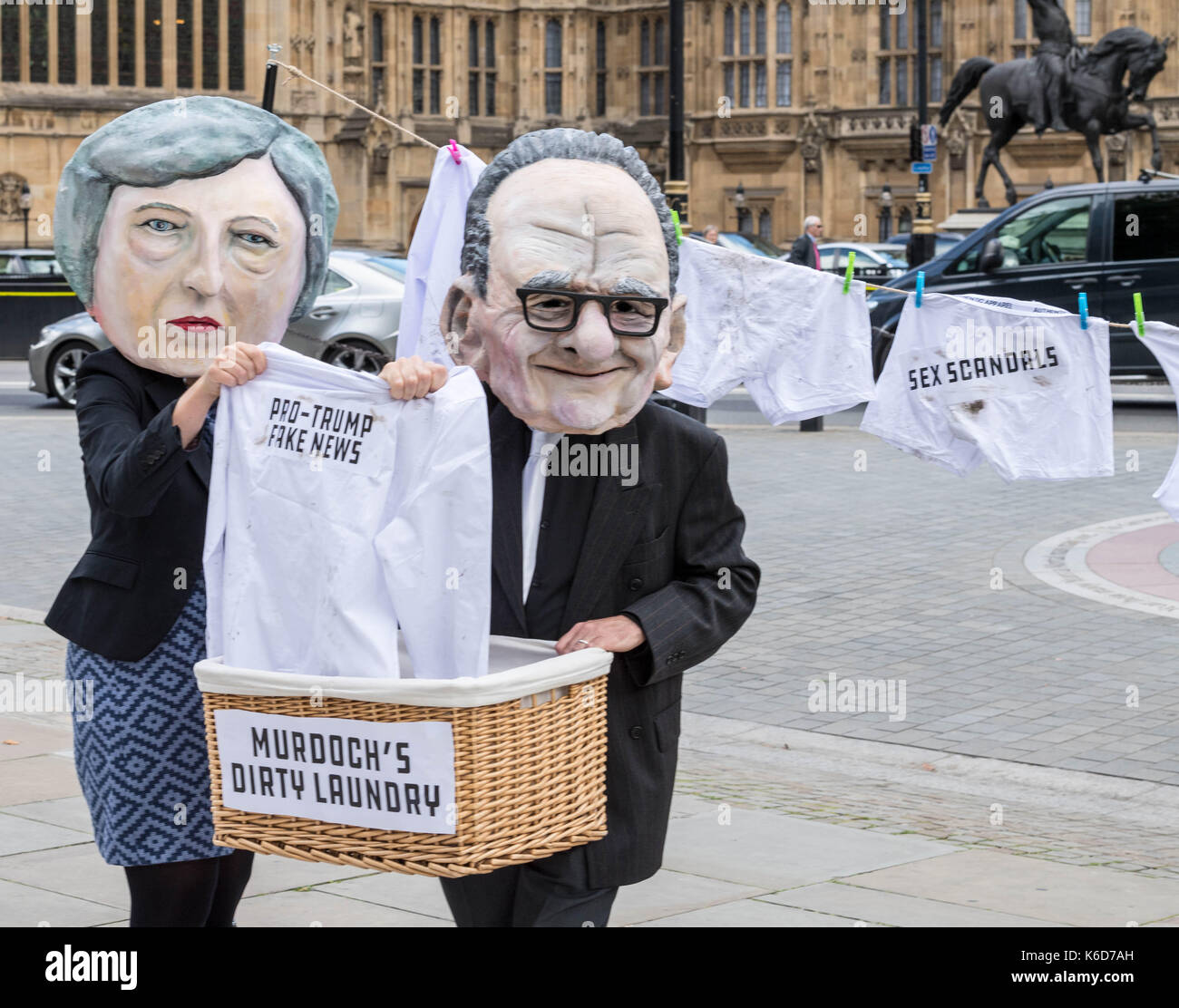 London, Großbritannien. 12 Sep, 2017. Maskierte Demonstranten warten außerhalb des Parlaments für die Ankündigung der Verweisung an die Wettbewerbsbehörden des 21. Jahrhunderts Fox Angebot für Sky Credit: Ian Davidson/Alamy leben Nachrichten Stockfoto