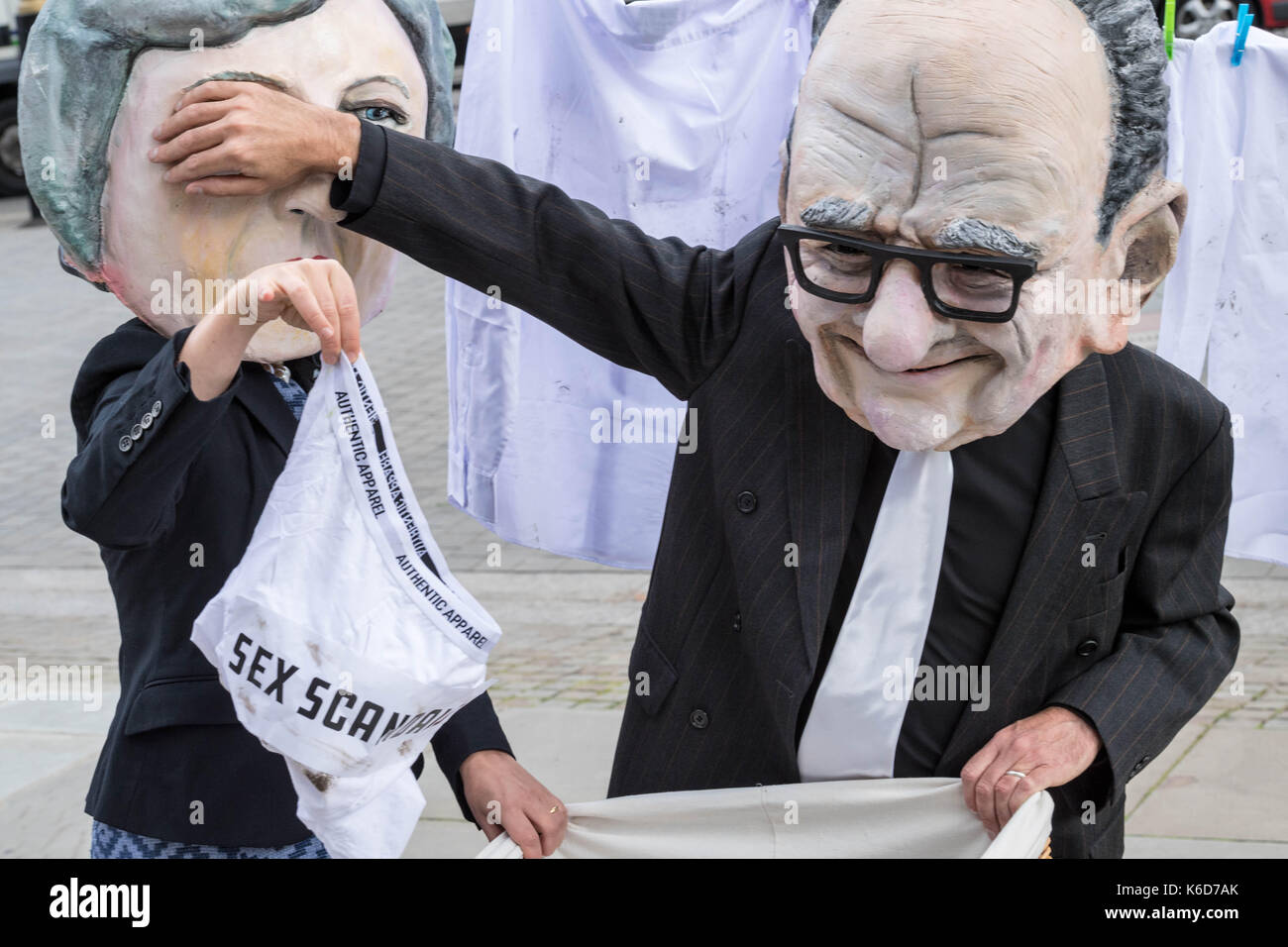 London, Großbritannien. 12 Sep, 2017. Maskierte Demonstranten warten außerhalb des Parlaments für die Ankündigung der Verweisung an die Wettbewerbsbehörden des 21. Jahrhunderts Fox Angebot für Sky Credit: Ian Davidson/Alamy leben Nachrichten Stockfoto