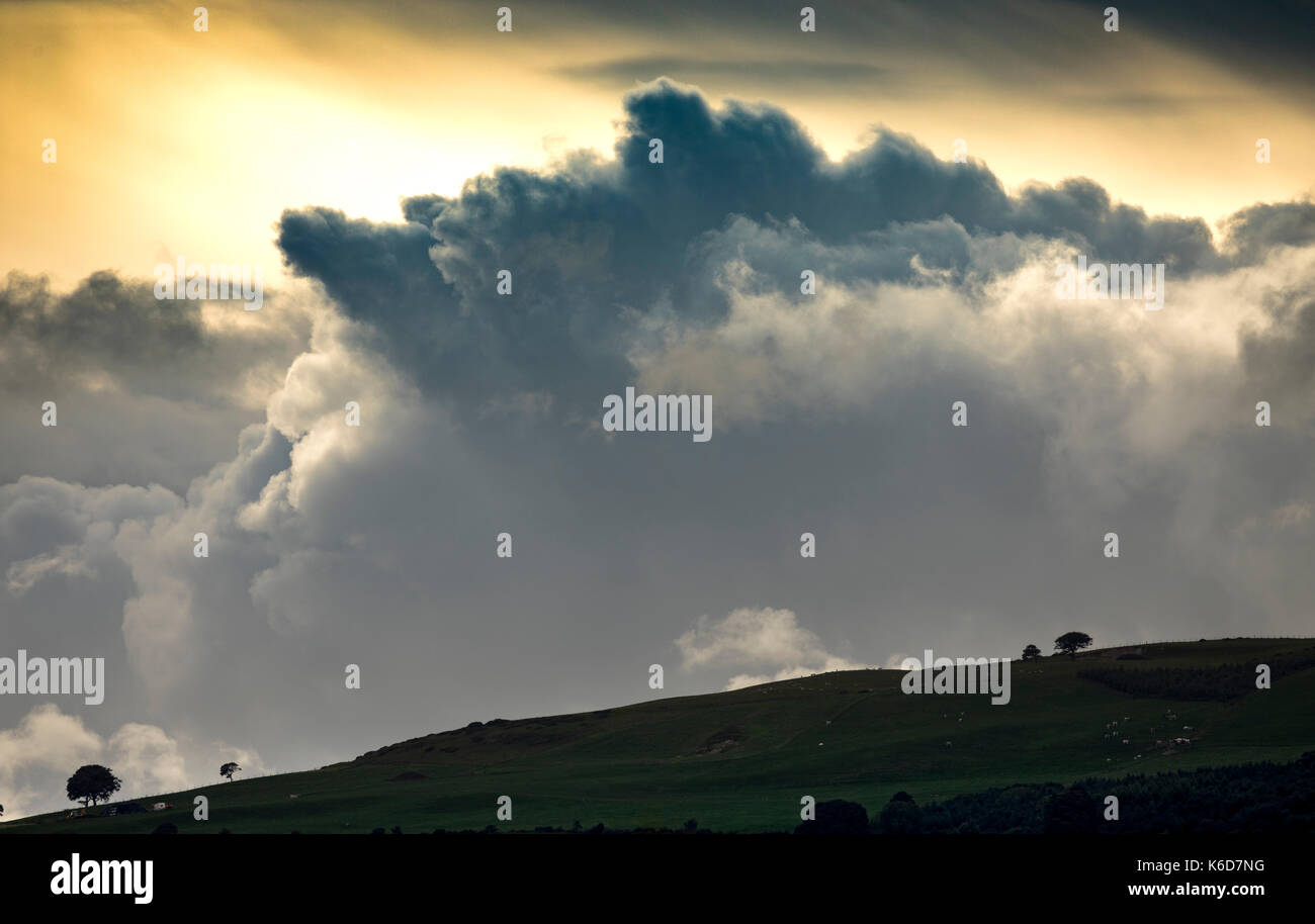 Flintshire, Großbritannien. 12. September 2017. UK Wetter. Der erste Tropensturm der Saison bringt 75 mph Stürme zu einem zentralen Gürtel von Großbritannien. Sturm Aileen beginnt Großbritannien zu Teig als Teile des britischen Amber alert Für den Wind sind, der erste Amber alert seit Sturm Doris Crash in Großbritannien im Februar. Sturm Aileen beginnt um zu zeigen, über die Clwydian Hügel reichen Hügel im Norden von Wales wie der Himmel ändert sich mit der drohenden Regen und Wind bald zu gelangen Stockfoto