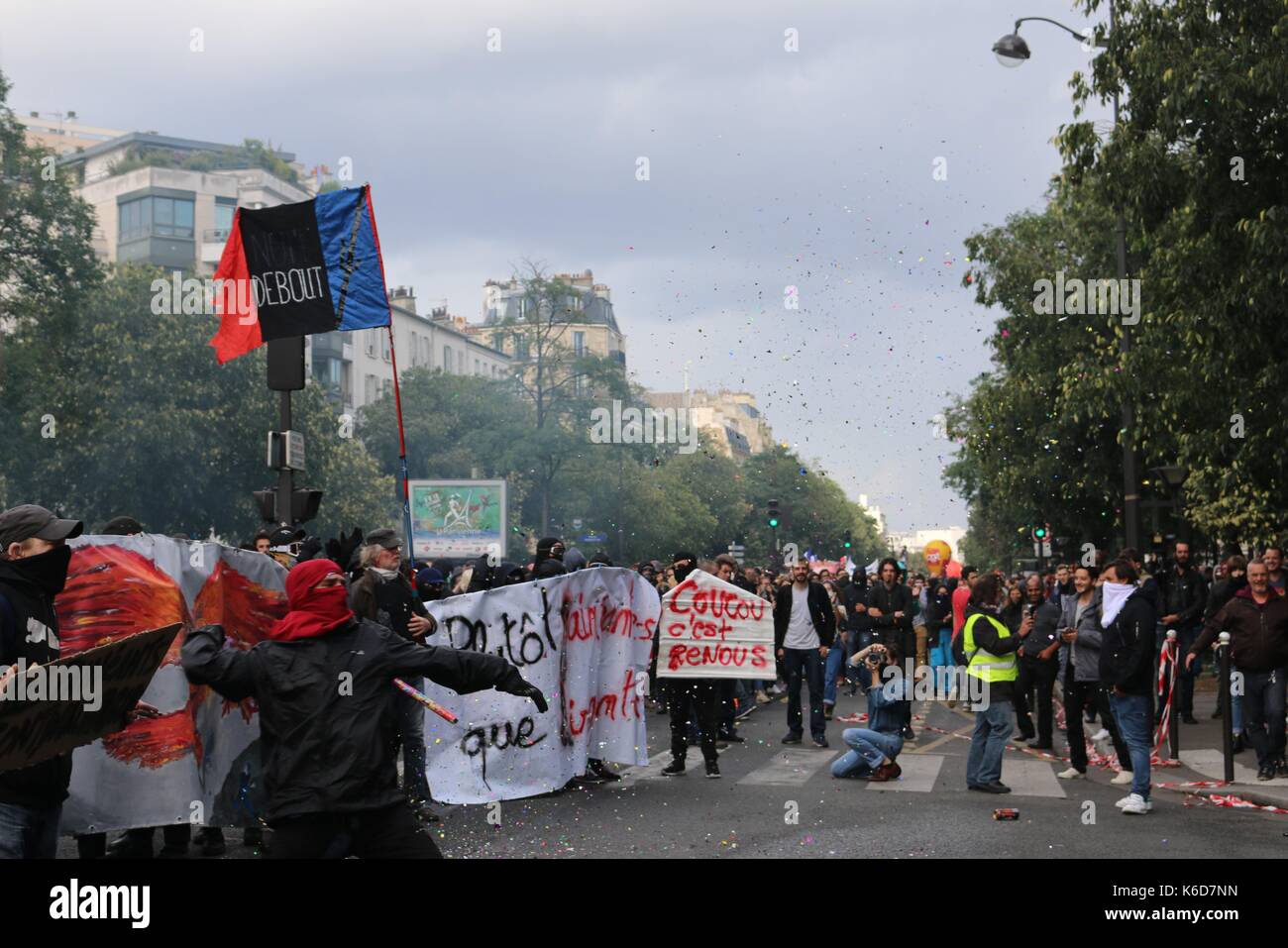 Paris, Frankreich. 12 Sep, 2017. Demonstrant wirft Rock bei der Polizei in Paris Quelle: Conall Kearney/Alamy leben Nachrichten Stockfoto