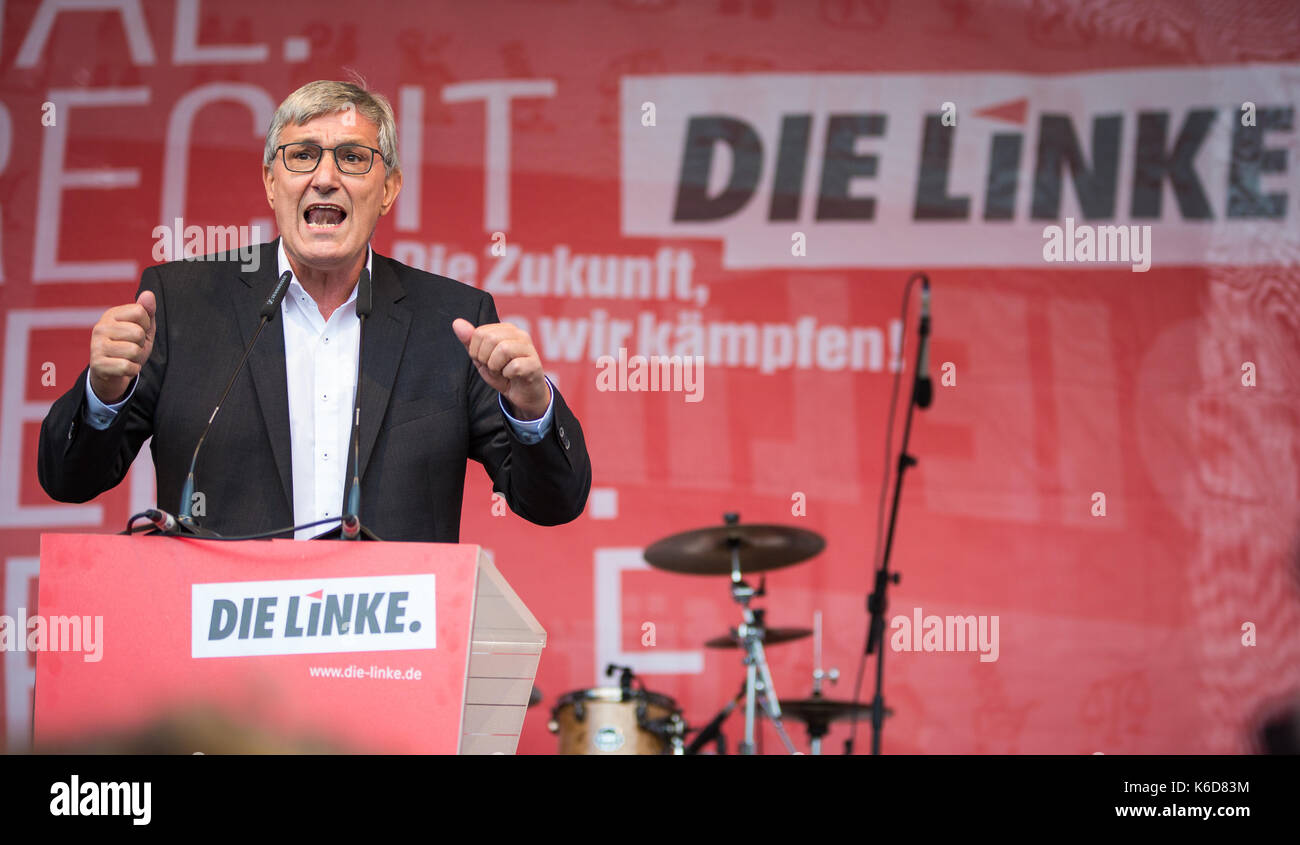 Bernd Riexinger, Vorsitzender der Partei Die Linke, spricht bei einer Wahlkampfveranstaltung in seiner Partei auf dem Schlossplatz in Stuttgart, Deutschland, 12. September 2017. Foto: Christoph Schmidt/dpa Stockfoto