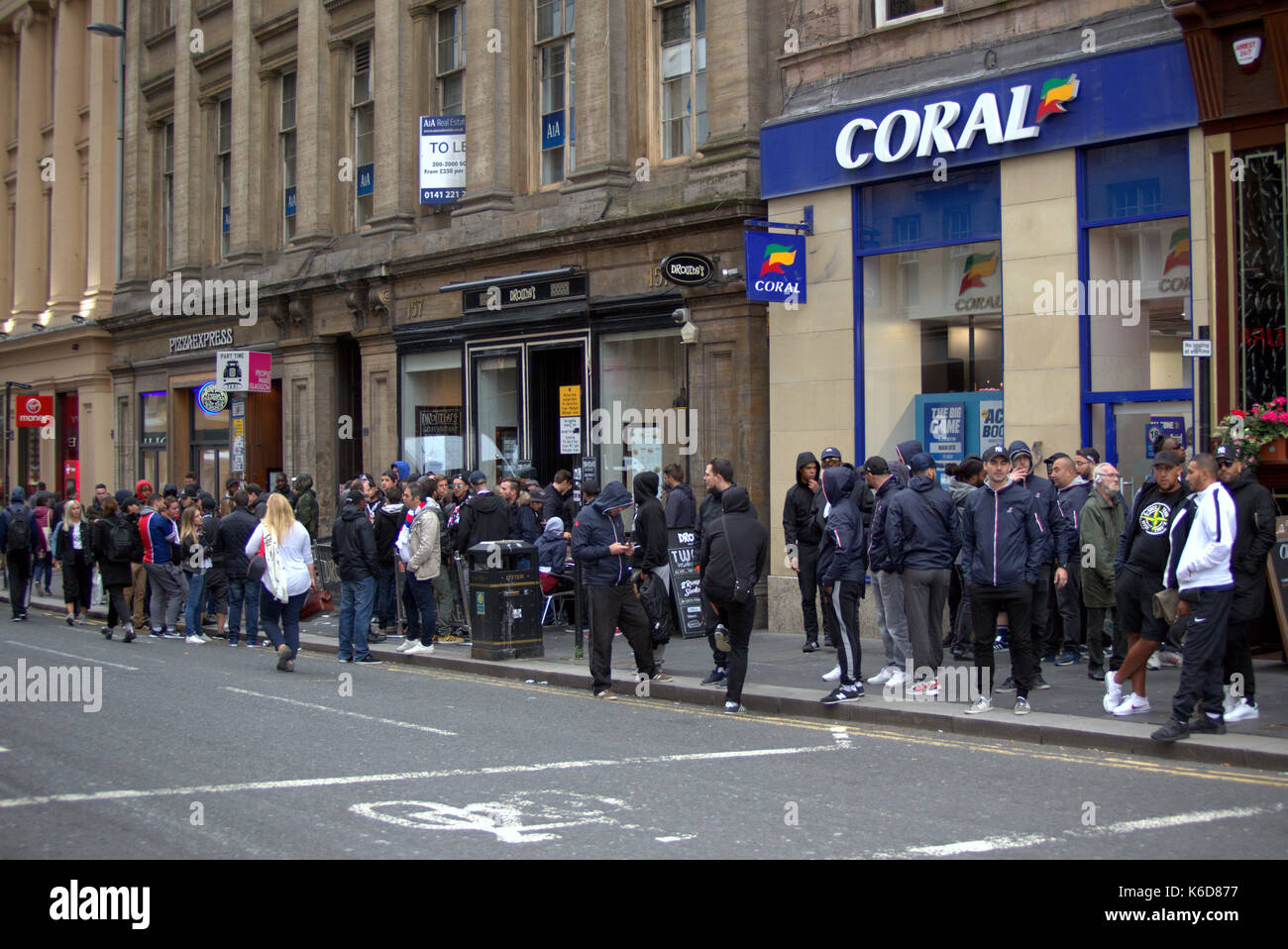 Glasgow, Schottland, Großbritannien. 12 Sep, 2017. Paris Saint-germain Football Club, allgemein als psg spielen Celtic Glasgow in der Champions League heute Abend bekannt. psg ultra Fans bleiben unter der Kontrolle von der Polizei in Schottland, wie Sie über den Bürgersteig in der Nähe einer Kneipe am George Square Tigi. Credit: Gerard Fähre / alamy leben Nachrichten Stockfoto