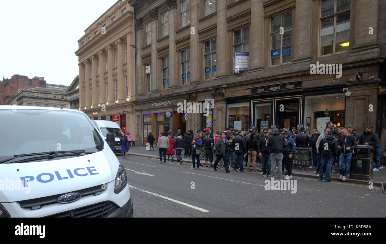 Glasgow, Schottland, Großbritannien. 12 Sep, 2017. Paris Saint-germain Football Club, allgemein als psg spielen Celtic Glasgow in der Champions League heute Abend bekannt. psg ultra Fans bleiben unter der Kontrolle von der Polizei in Schottland, wie Sie über den Bürgersteig in der Nähe einer Kneipe am George Square Tigi. Credit: Gerard Fähre / alamy leben Nachrichten Stockfoto