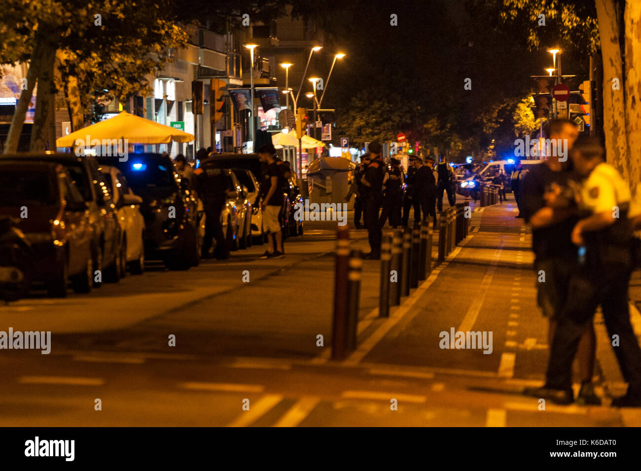 Barcelona, Katalonien. September 2017. Spanien. September 2017. Mossos d'escuadra führt einen der Verdächtigen zu dem von der Tedax analysierten Van. Quelle: Charlie Perez/Alamy Live News Stockfoto