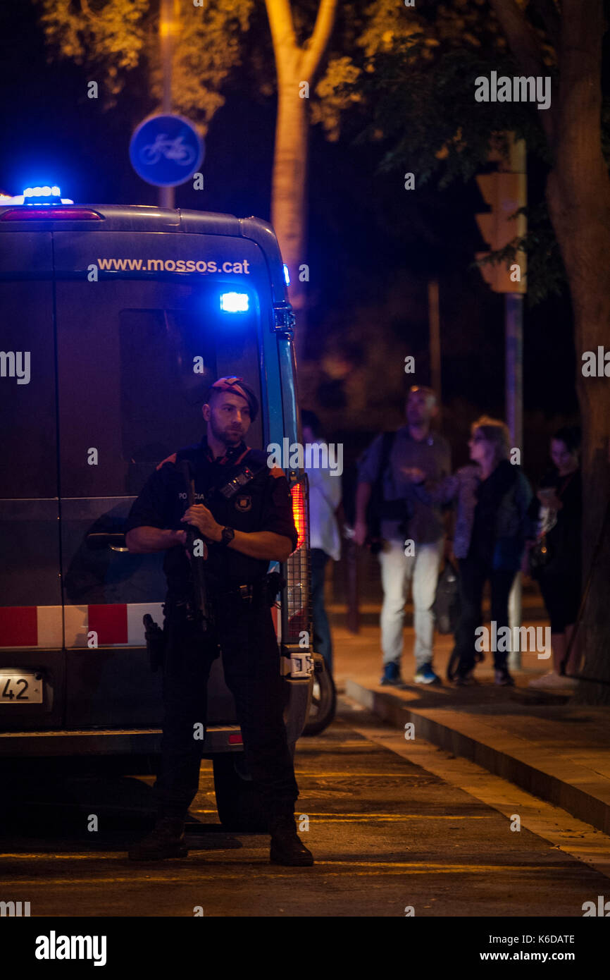 Barcelona, Katalonien. September 2017. Spanien. September 2017. Arbeiter von Geschäften in der Nähe der heiligen Familie kehren sie in ihre Geschäfte zurück, sobald die Polizei Cordon. Quelle: Charlie Perez/Alamy Live News Stockfoto