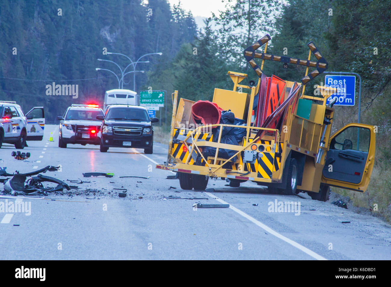 Hoffe/BC, Kanada. 11. September 2017. Frau Passagier bestätigt tot im Gefolge der schrecklichen schlagen und durch den männlichen Fahrer des gleichen Fahrzeugs laufen lassen. Er beschleunigte weg in einer Feuerwehr service Fahrzeug gestoppt hatte, zu helfen. Gerard Toney/Alamy Leben Nachrichten. Stockfoto