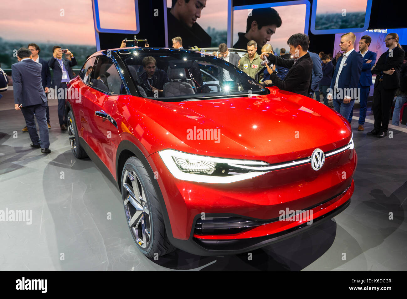 Frankfurt am Main, Deutschland. ,. Frankfurt Motor Show 2017 Presse tag Vorschau neueste Fahrzeuge für den weltweit größten Motor Show. Neues Konzept VW-ID Kreuz elektrische autonome Fahrzeug fahren. Credit: Iain Masterton/Alamy leben Nachrichten Stockfoto