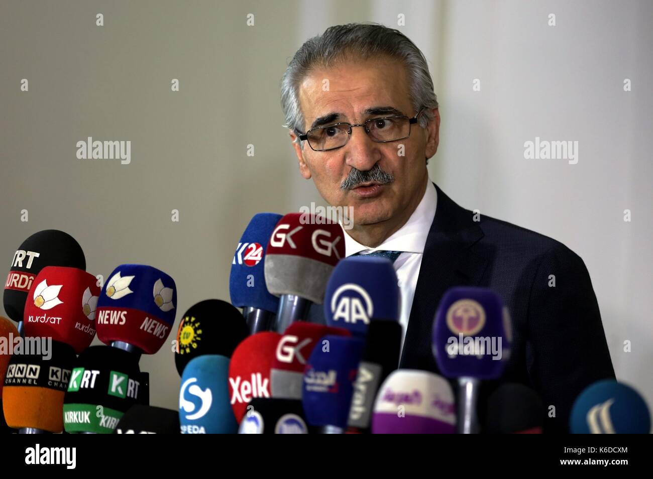 (170912) - Bagdad (Irak), Sept. 12, 2017 (Xinhua) - Mulla Bukhtiyar, Leiter des Politischen Büros der Patriotischen Union Kurdistans (PUK), nimmt an einer Pressekonferenz nach dem Treffen der drei wichtigsten kurdischen Parteien in der Region in Erbil, Irak an Sept. 12, 2017. Die kurdischen Parteien am Dienstag äußerten ihr Bedauern über die Entscheidung des irakischen Parlaments die Unabhängigkeit referendum Der semi-autonome Region Kurdistan für Sept. 25 schiefergedeckt, abzulehnen. (Xinhua / Khalil Dawood) Stockfoto