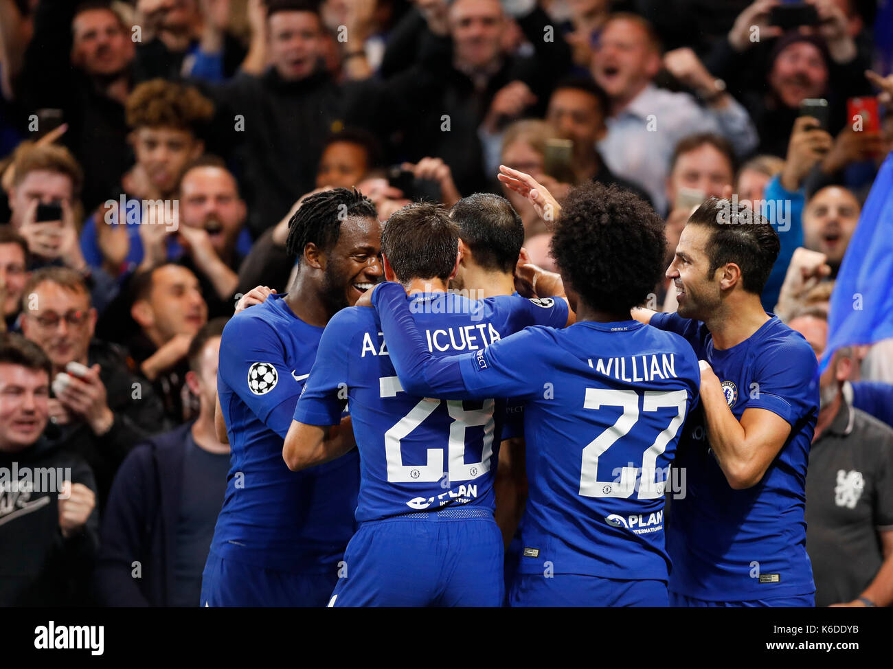 London, Großbritannien. 12 Sep, 2017. Die Spieler des FC Chelsea feiern, nachdem zählen während der UEFA Champions League Gruppe C Spiel zwischen Chelsea und Qarabag FK an der Stamford Bridge Stadion in London, Britain on Sept. 12, 2017. Chelsea gewann 6-0. Credit: Han Yan/Xinhua/Alamy leben Nachrichten Stockfoto