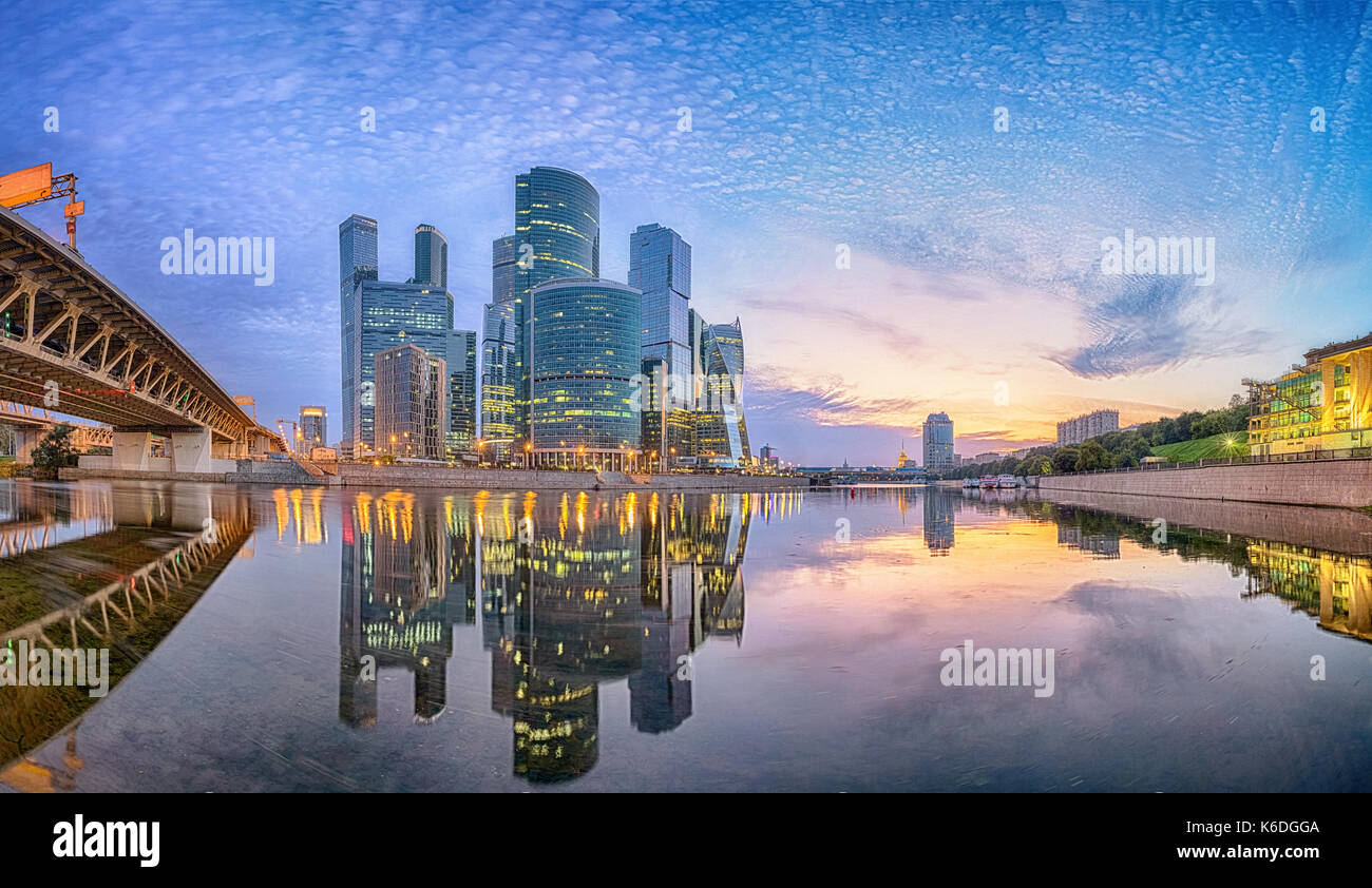 Stadtbild von Moskau City Business District in Fluss Moskwa am Morgen wider Stockfoto