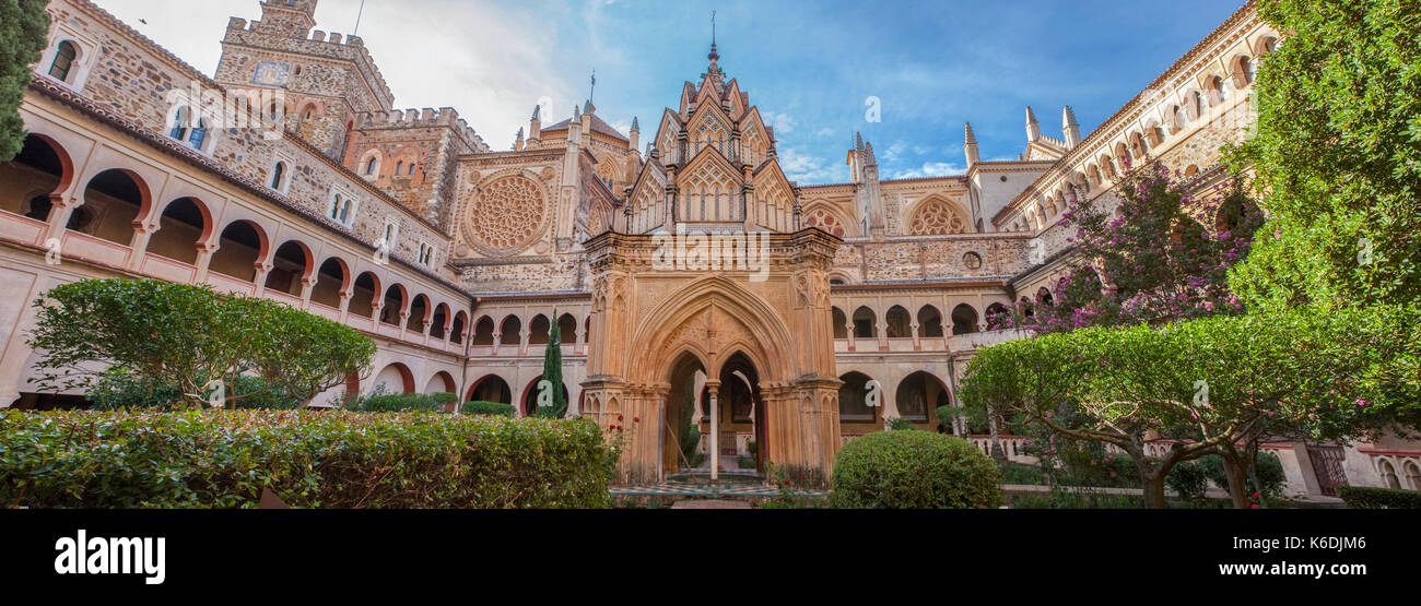 Mudejar Kreuzgang von Guadalupe Kloster, zentralen Gebäude Panoramablick. Caceres, Extremadura, Spanien. Stockfoto