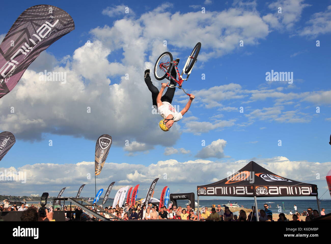 Mätzchen, Aktivitäten, Spannung und Aufregung am Tier Outdoor Bekleidung promotion Stunt radfahren Anzeige bei der jährlichen Windfest, Sandbänke, Poole, Großbritannien Stockfoto