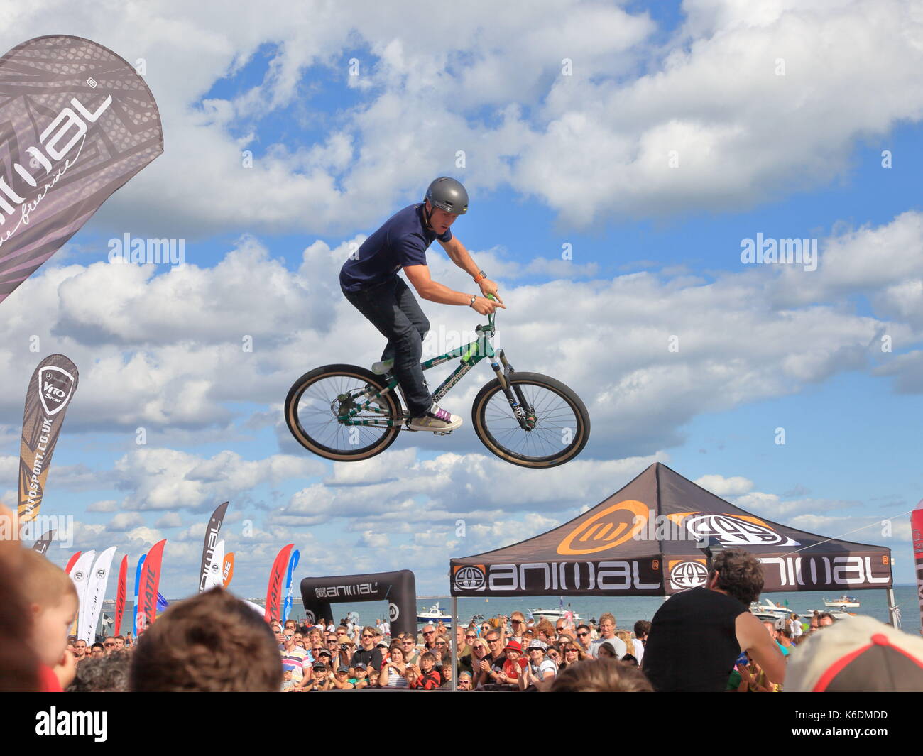 Mätzchen, Aktivitäten, Spannung und Aufregung am Tier Outdoor Bekleidung promotion Stunt radfahren Anzeige bei der jährlichen Windfest, Sandbänke, Poole, Großbritannien Stockfoto