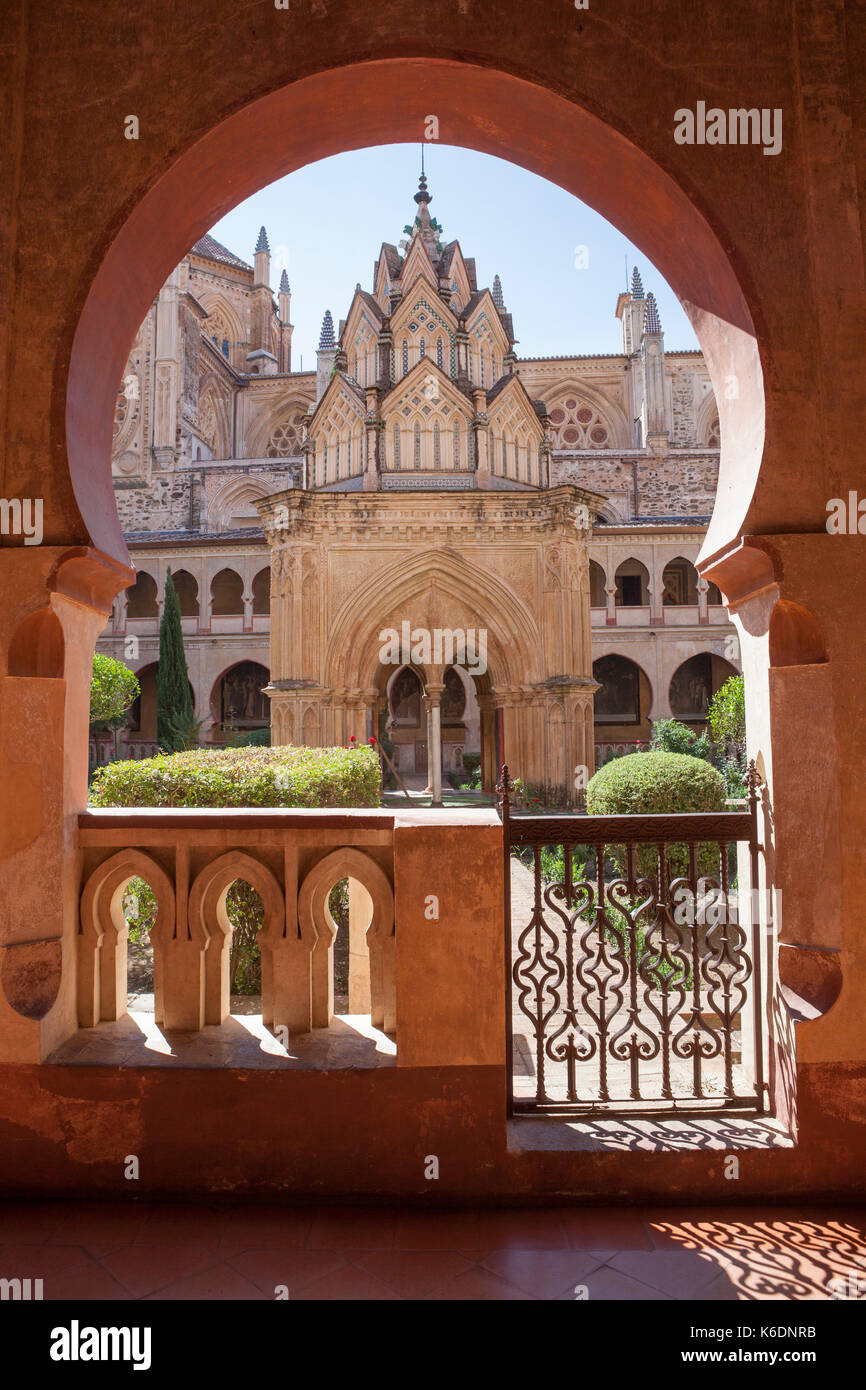 Zentrales Gebäude von Guadalupe Kloster Kreuzgang aus offenen Arcade. Vertikale erschossen. Caceres, Spanien Stockfoto