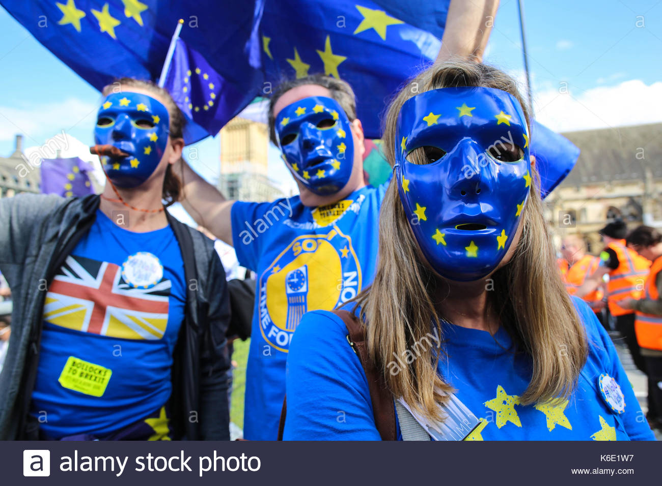 Drei maskierte Demonstranten bei einer Kundgebung in London gegen die Brexit Prozess. Stockfoto