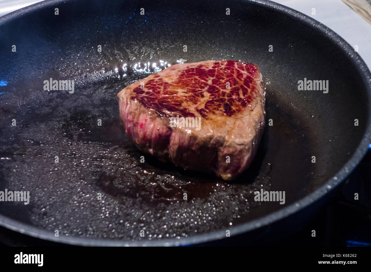 Steak in der Pfanne Stockfoto