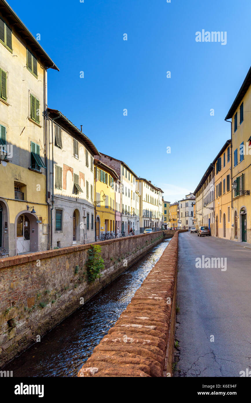 Alte Architektur und die mittelalterliche Kanal in Lucca, Toskana, Italien Stockfoto