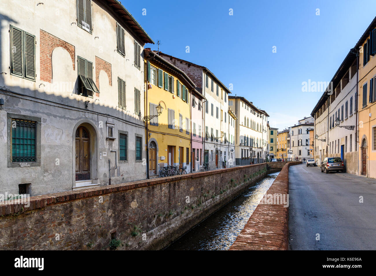 Alte Architektur und die mittelalterliche Kanal in Lucca, Toskana, Italien Stockfoto