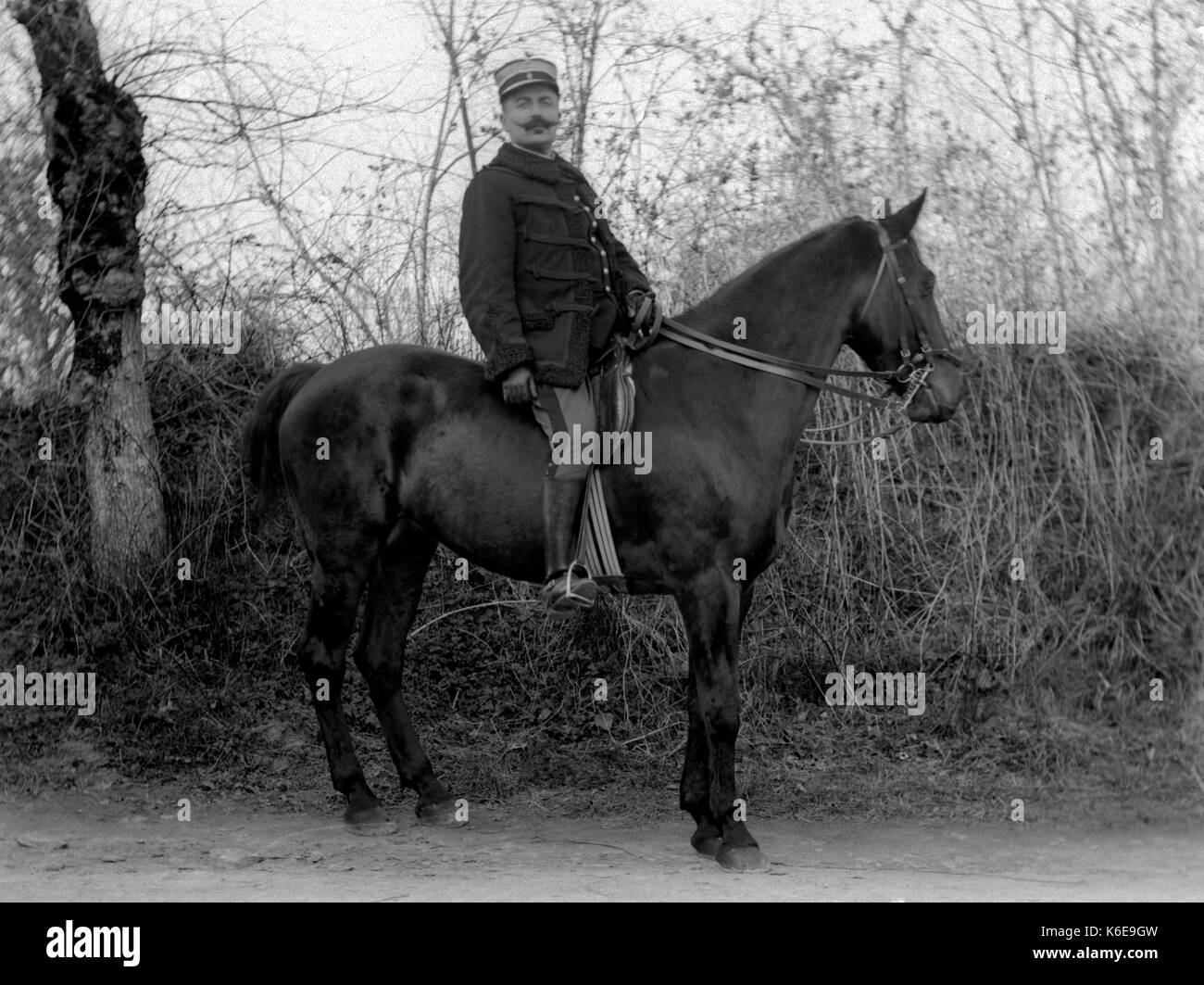 AJAXNETPHOTO. 1891-1910 (ca.). SAINT-LO REGION, Normandie, Frankreich. - Mann in der französischen Armee Uniform dating von Franco preußischen Krieg auf dem Rücken der Pferde. Fotograf: unbekannt © DIGITAL IMAGE COPYRIGHT AJAX VINTAGE BILDARCHIV QUELLE: AJAX VINTAGE BILDARCHIV SAMMLUNG REF: AVL FRA 1890 B29 X1220 Stockfoto
