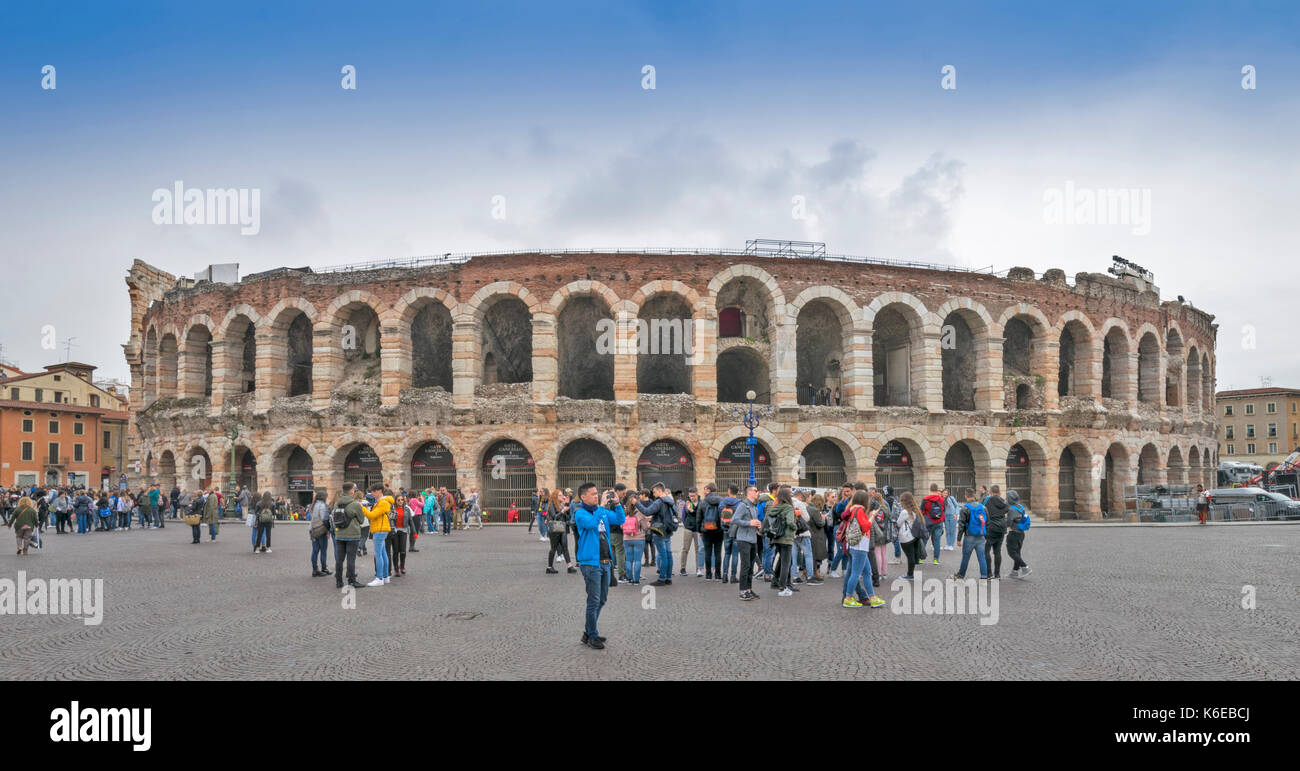 Italien Verona die ARENA ein römisches Amphitheater in Piazza Bra umgeben von Touristen Stockfoto