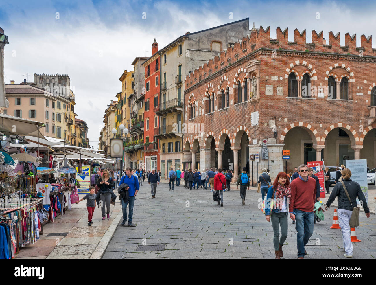 Italien Verona die Piazza delle Erbe mit Zinnen versehene CASA DEI MERCANTI HAUS DER KAUFLEUTE Stockfoto