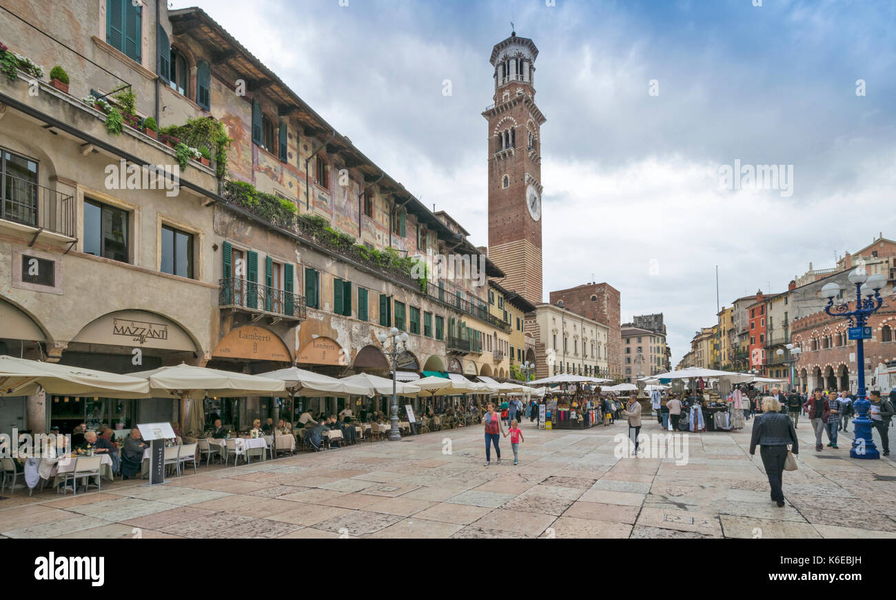 Italien Verona die Piazza Erbe mit Cafés, Geschäften und Touristen Stockfoto