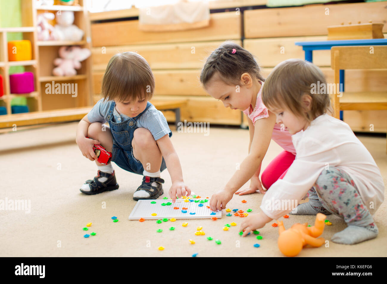 Kinder Gruppe spielen mosaik spiel im Kindergarten Stockfoto