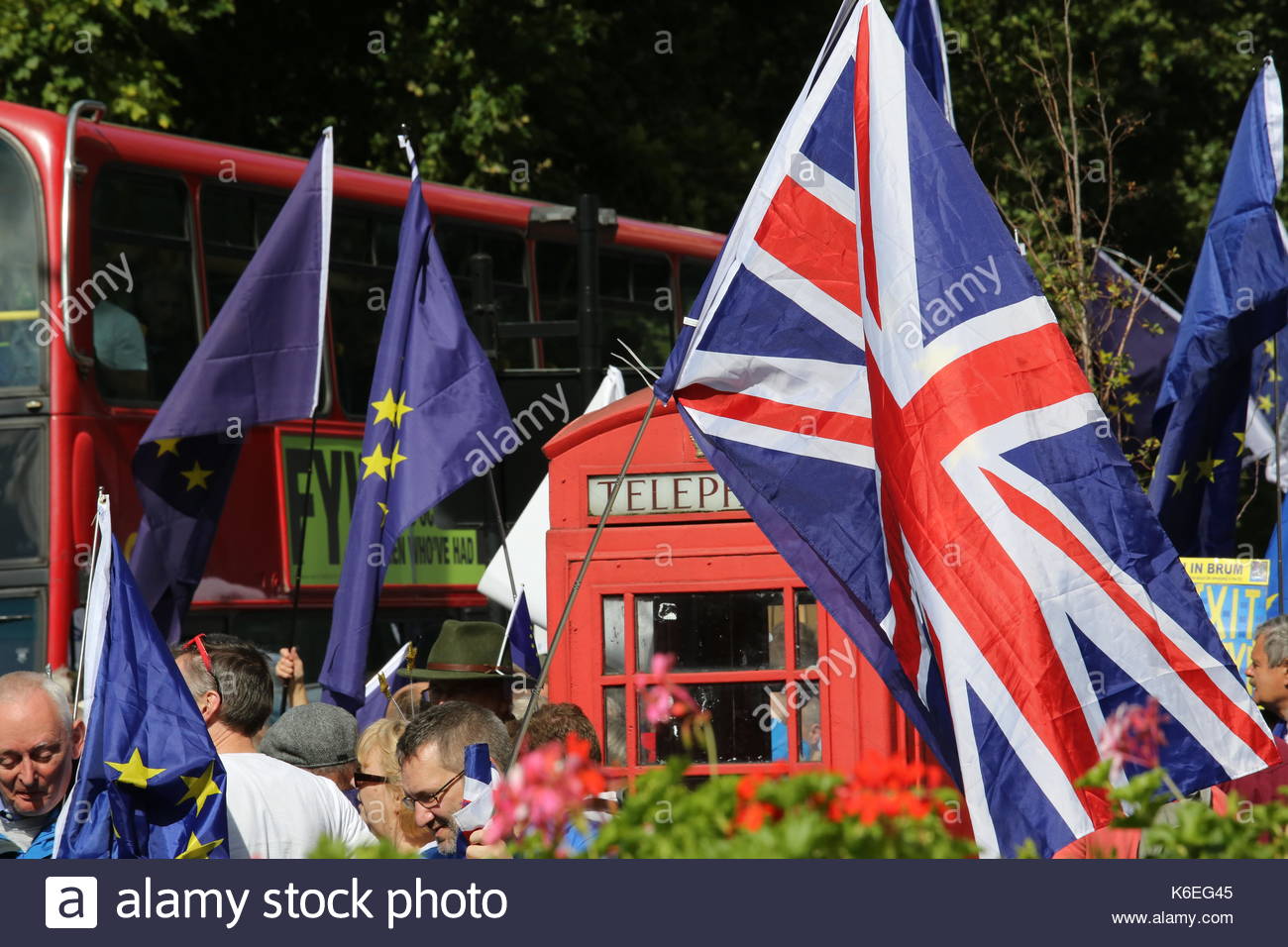 Eine rote Telefonzelle durch EU- und UK-Flags in der Nähe von Hyde Park als red London Bus vorbeifährt umgeben. Credit: reallifephotos/Alamy Stockfoto