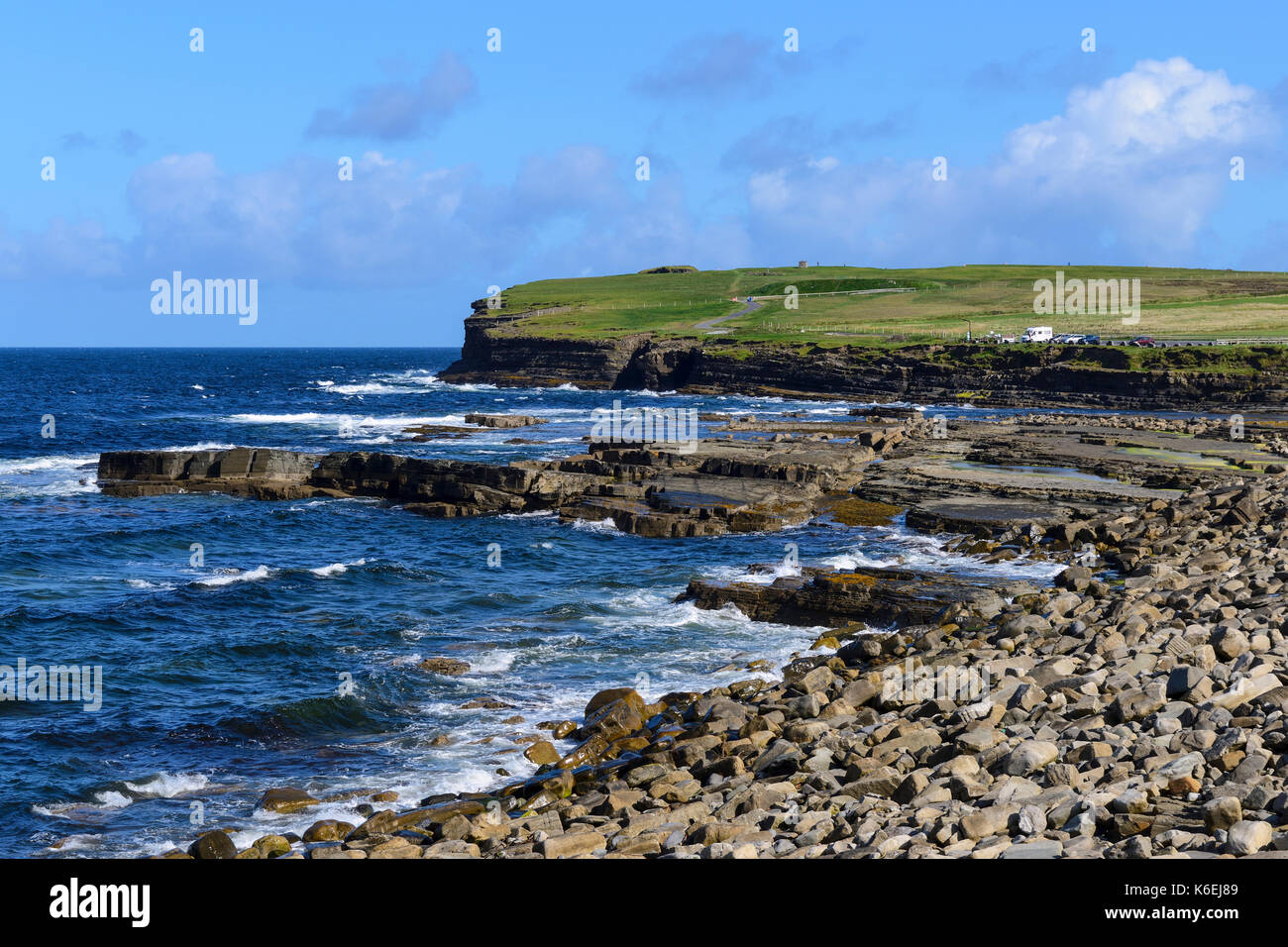 Felsigen Strand Ansatz von Downpatrick, County Mayo, Republik von Irland Stockfoto