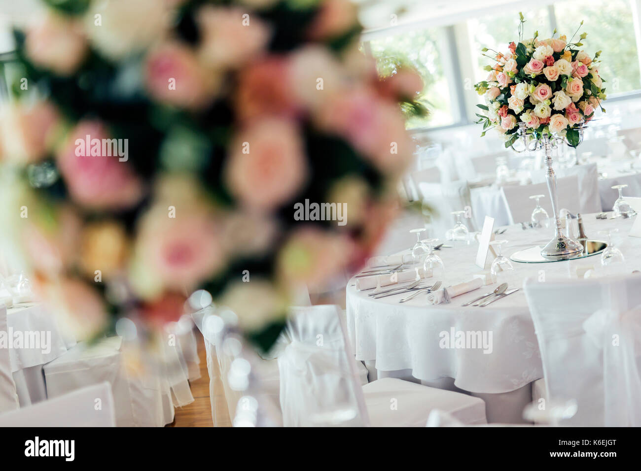 Schöne Hochzeit Tabellen und Rosen Stockfoto