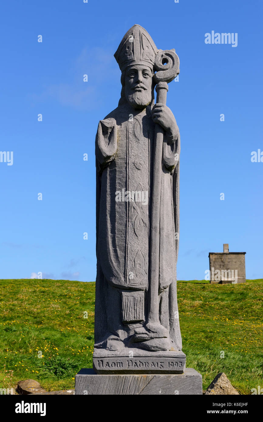Statue des Hl. Patrick wacht auf Klippen in Downpatrick, County Mayo, Republik von Irland Stockfoto